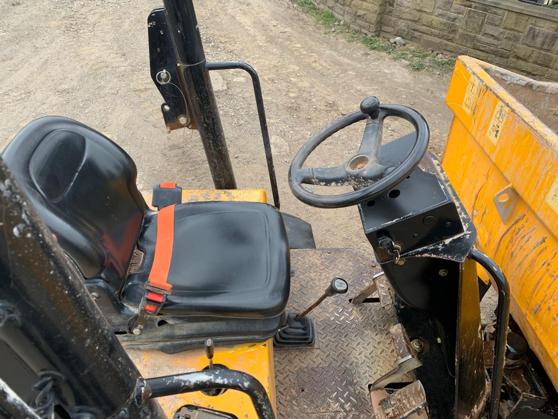 2015 JCB 3 TON DUMPER, RUNS AND WORKS WELL, GOOD CONDITION *PLUS VAT* - Image 9 of 13
