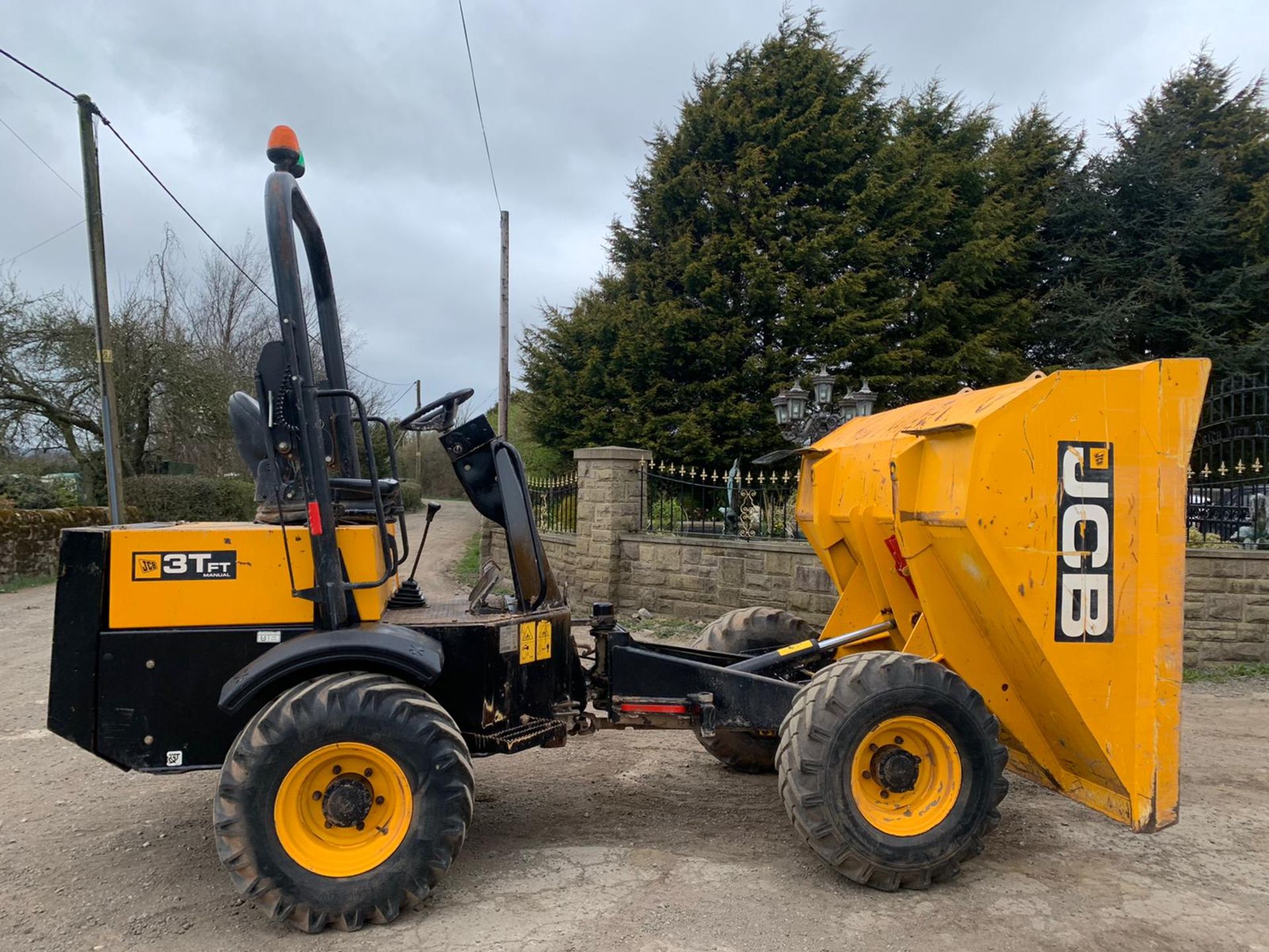 2015 JCB 3 TON DUMPER, RUNS AND WORKS WELL, GOOD CONDITION *PLUS VAT* - Image 5 of 13