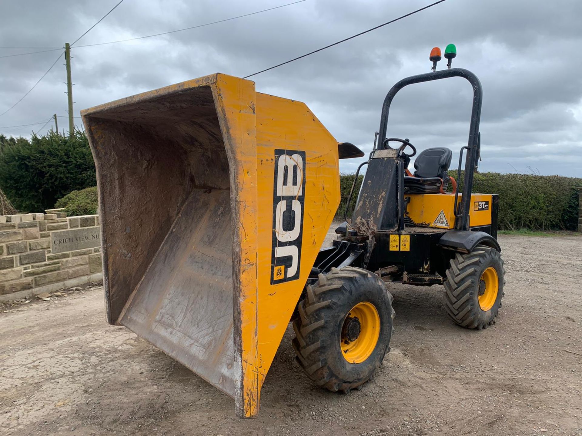 2015 JCB 3 TON DUMPER, RUNS AND WORKS WELL, GOOD CONDITION *PLUS VAT* - Image 6 of 13