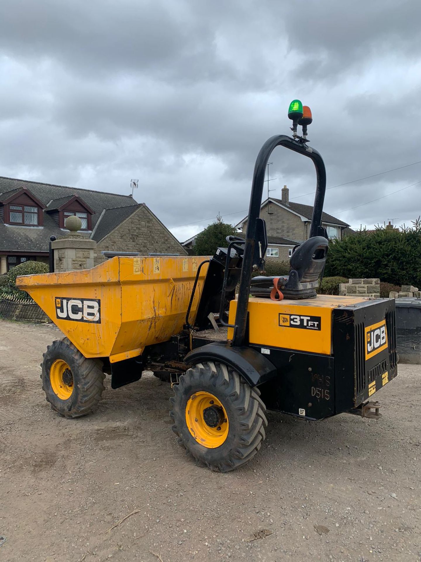 2015 JCB 3 TON DUMPER, RUNS AND WORKS WELL, GOOD CONDITION *PLUS VAT* - Image 2 of 13