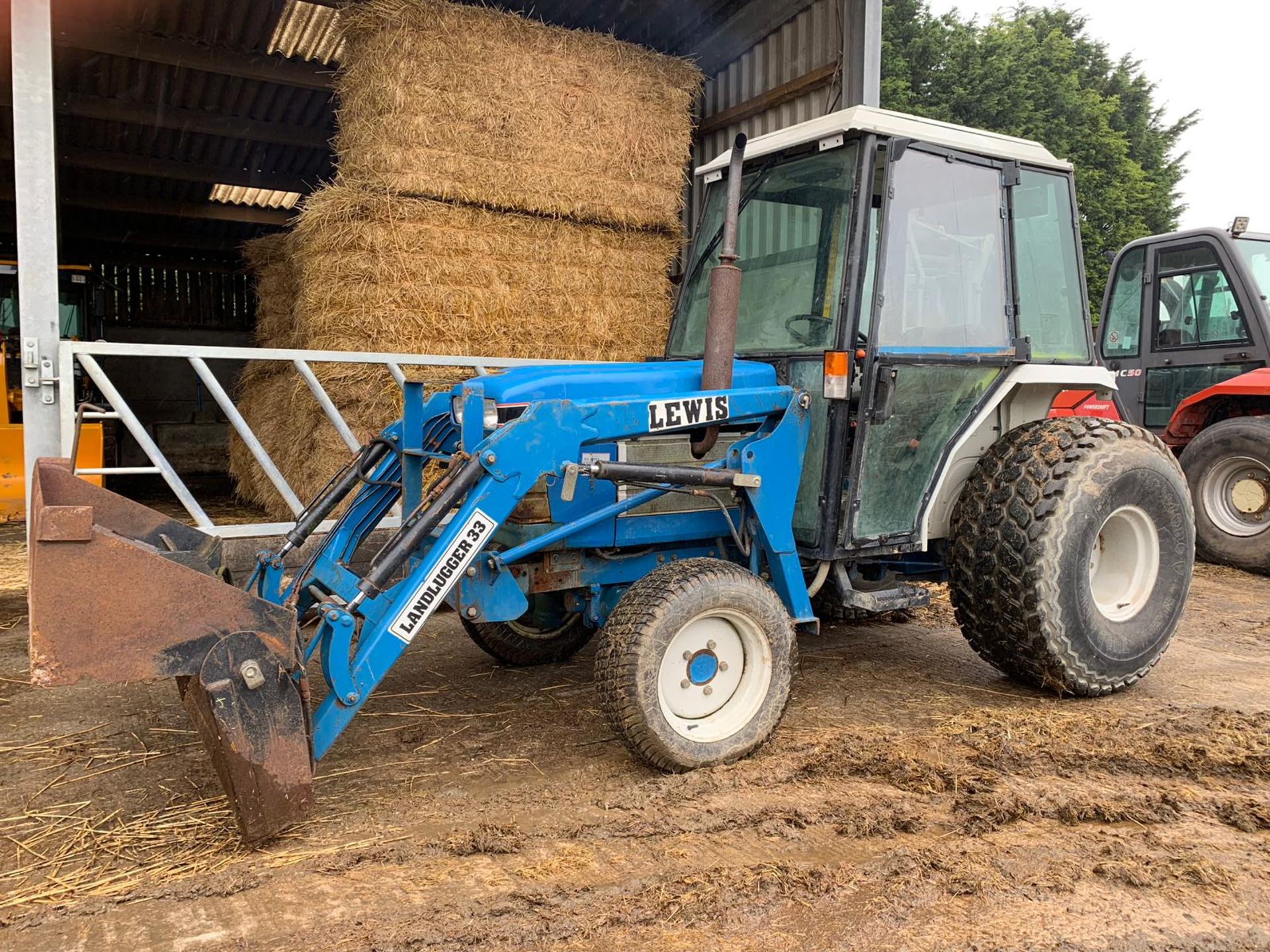 FORD 1920 BLUE COMPACT UTILITY 4x4 TRACTOR C/W LEWIS LANDLUGGER 33 FRONT LOADER ATTACHMENT BUCKET - Image 4 of 11