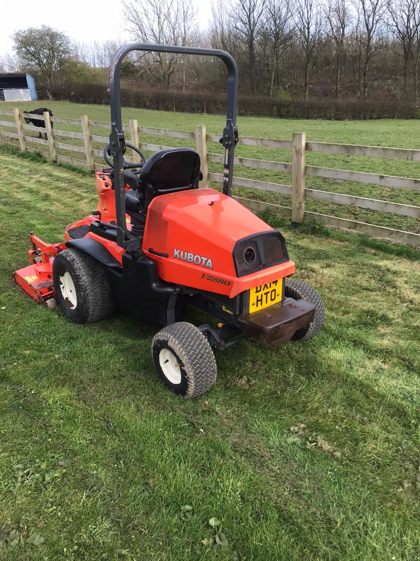 KUBOTA RIDE ON LAWN MOWER, MODEL F2880-EC, HOURS 1966, YEAR 2013, 62" DECK *PLUS VAT* - Image 5 of 9