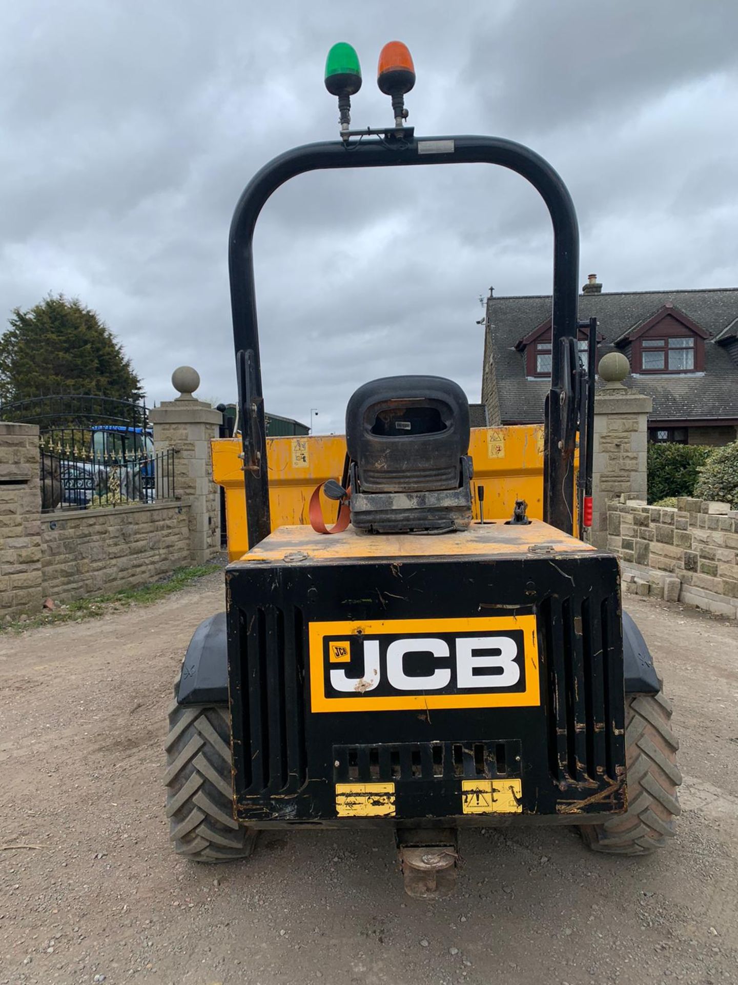 2015 JCB 3 TON DUMPER, RUNS AND WORKS WELL, GOOD CONDITION *PLUS VAT* - Image 3 of 13