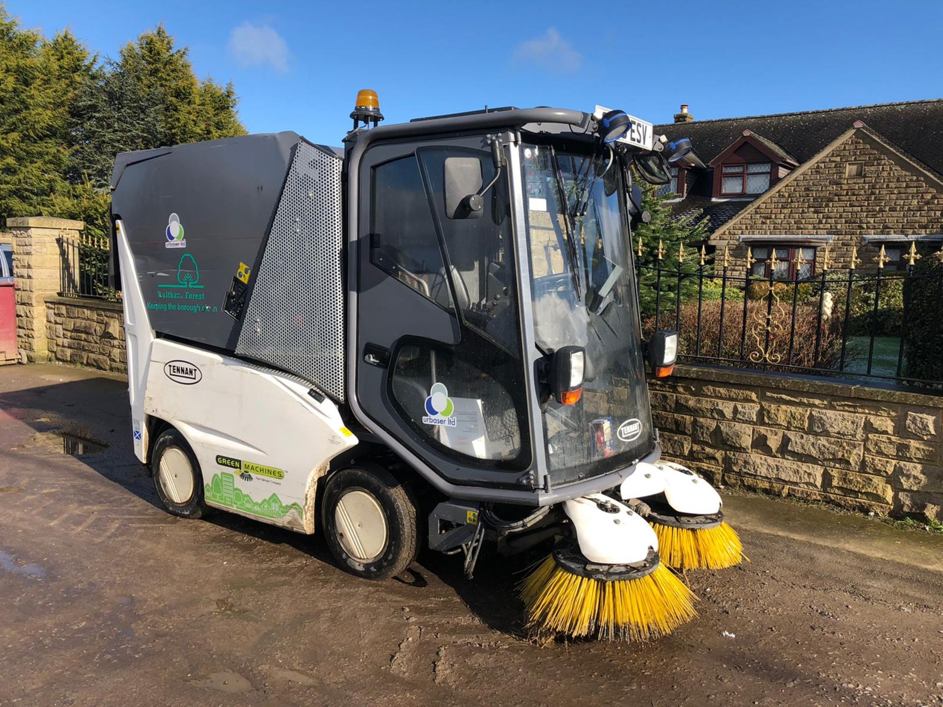 2015/15 REG GREEN MACHINE TENNANT ROAD SWEEPER, SHOWING 1 FORMER KEEPER *PLUS VAT*