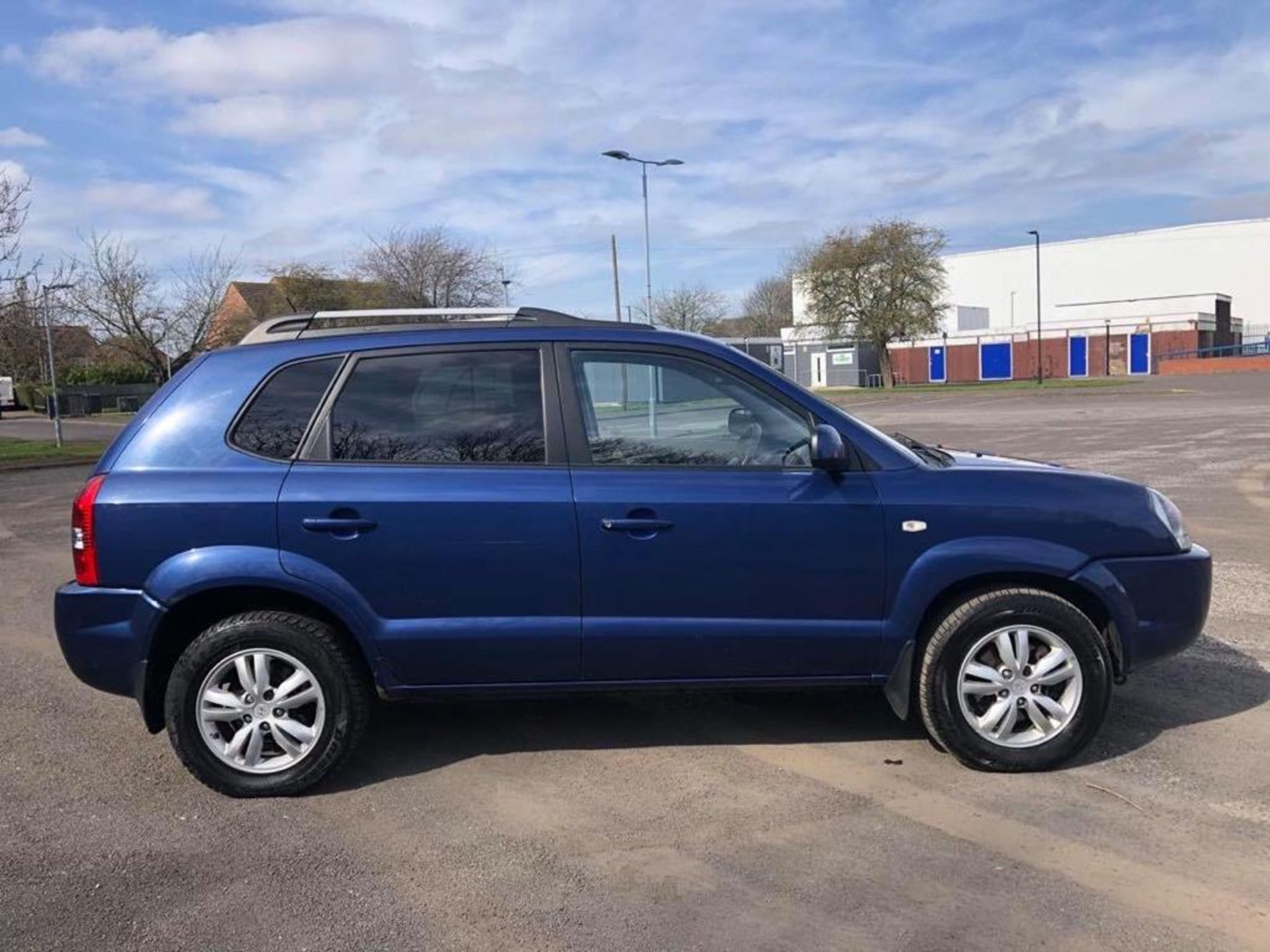 2009/09 REG HYUNDAI TUCSON STYLE 4WD CRDI 2.0 DIESEL BLUE, SHOWING 2 FORMER KEEPERS *NO VAT* - Image 4 of 10