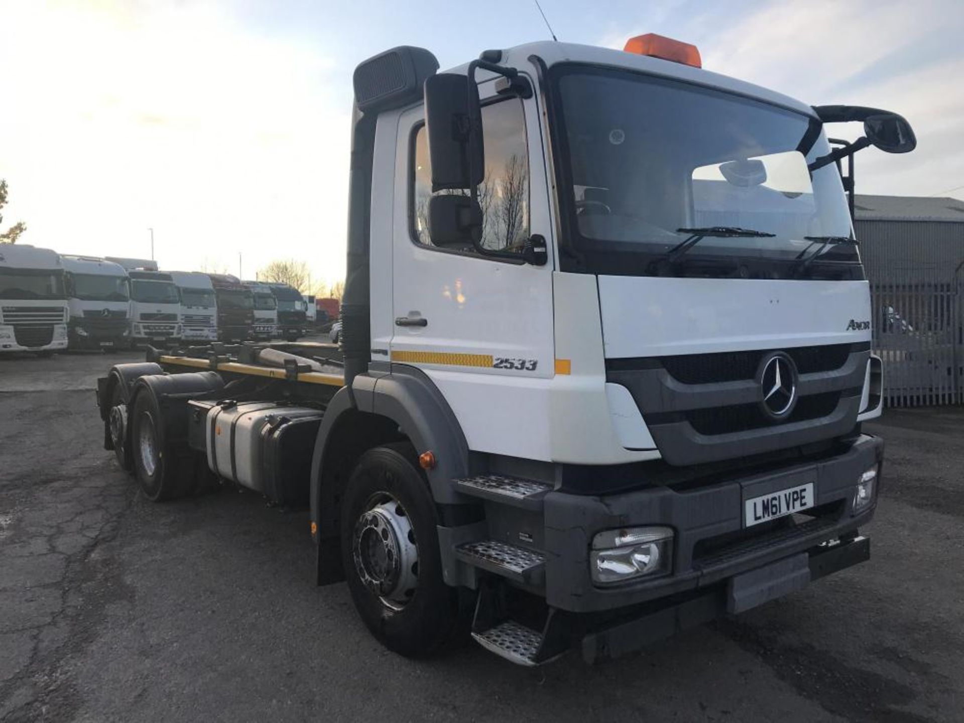 2012/61 REG MERCEDES AXOR 2533L DAY 6X2 HOOK SKIP LOADER WHITE, SHOWING 0 FORMER KEEPERS *PLUS VAT*