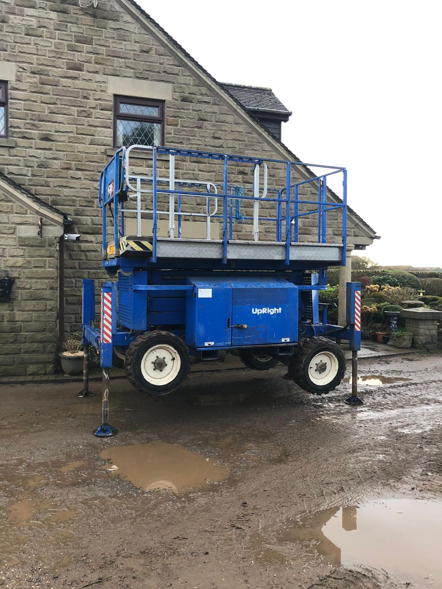 UPRIGHT X27RT 4X4 SCISSOR LIFT, RUNS AND WORKS WELL, 4 WHEEL DRIVE, YEAR 2008 *PLUS VAT*