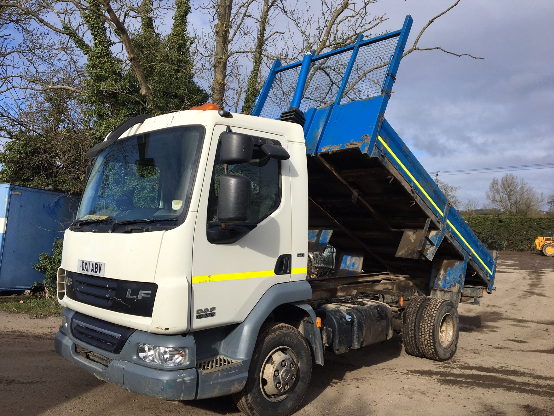 2011/11 REG DAF TRUCKS LF FA 45.160 WHITE DIESEL 7.5 TON TIPPER 6 SPEED AUTO *PLUS VAT* - Image 2 of 8