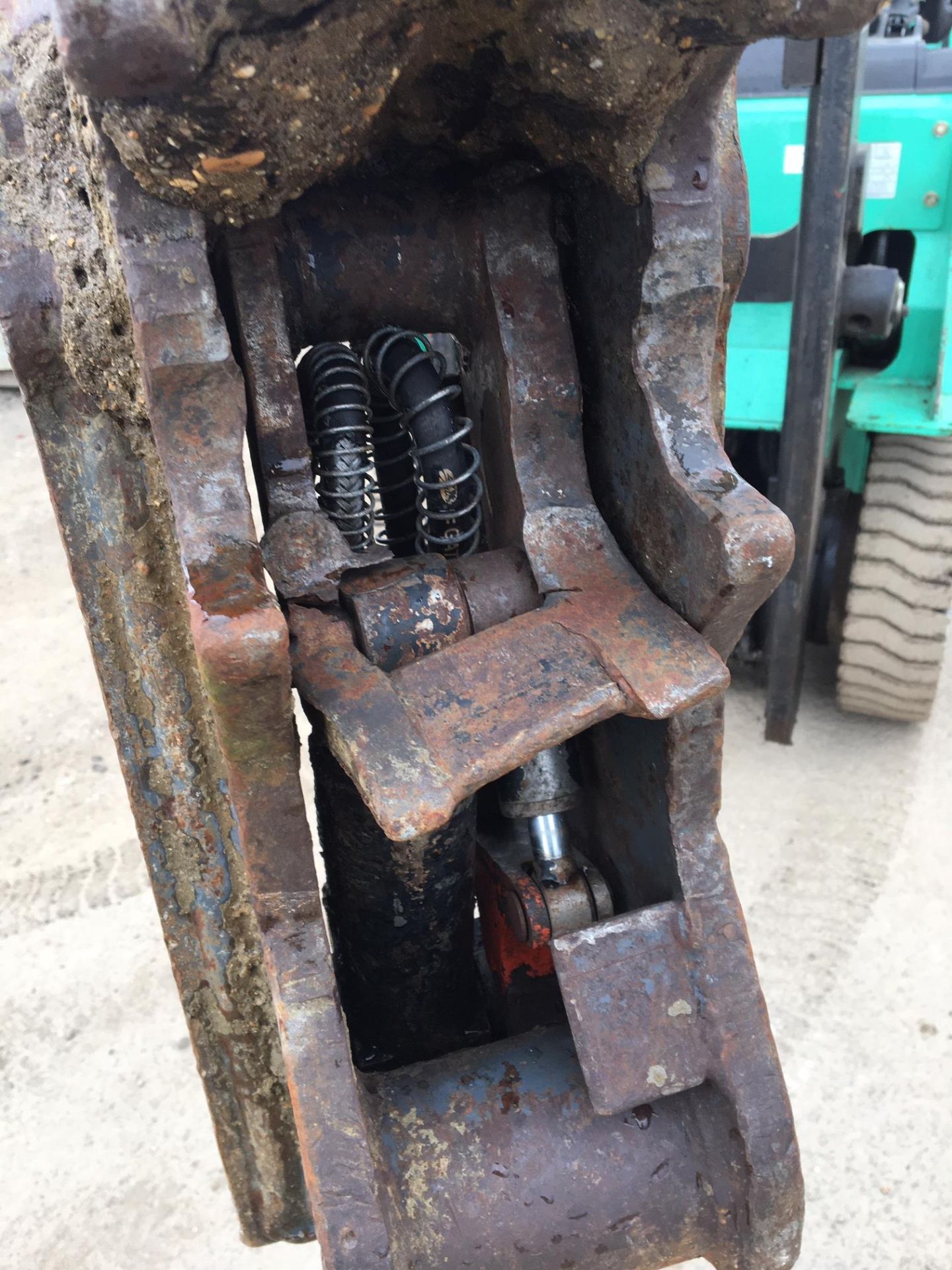 HILL HYDRAULIC QUICK HITCH, REMOVED FROM TAKEUCHI 8 TON, 50MM PINS, NEEDS SLIGHT REPAIR *PLUS VAT* - Image 3 of 6