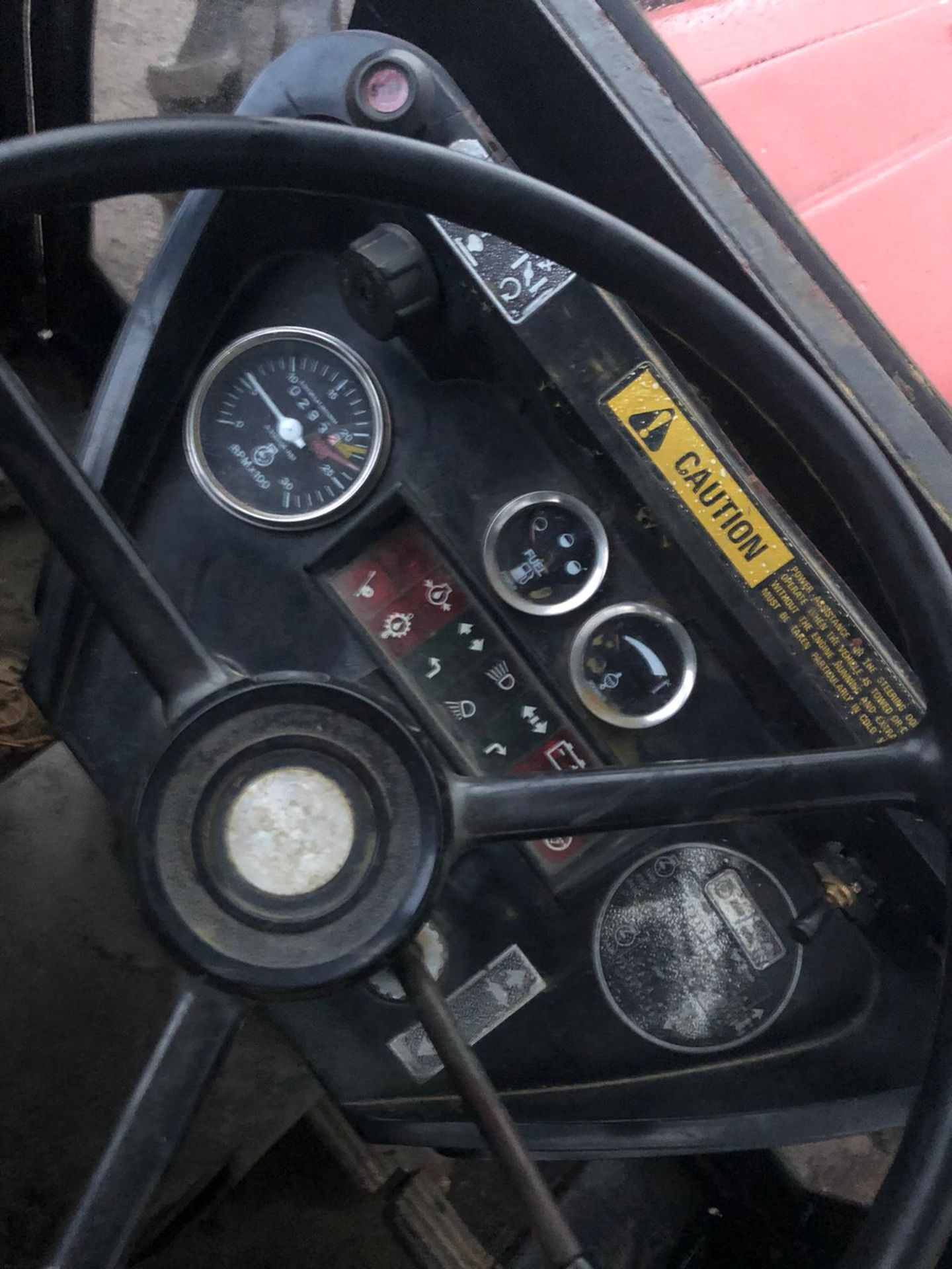 1985/C REG CASE INTERNATIONAL 885 DIESEL RED TRACTOR, RUNS AND WORKS, IN GOOD CONDITION *PLUS VAT* - Image 8 of 9