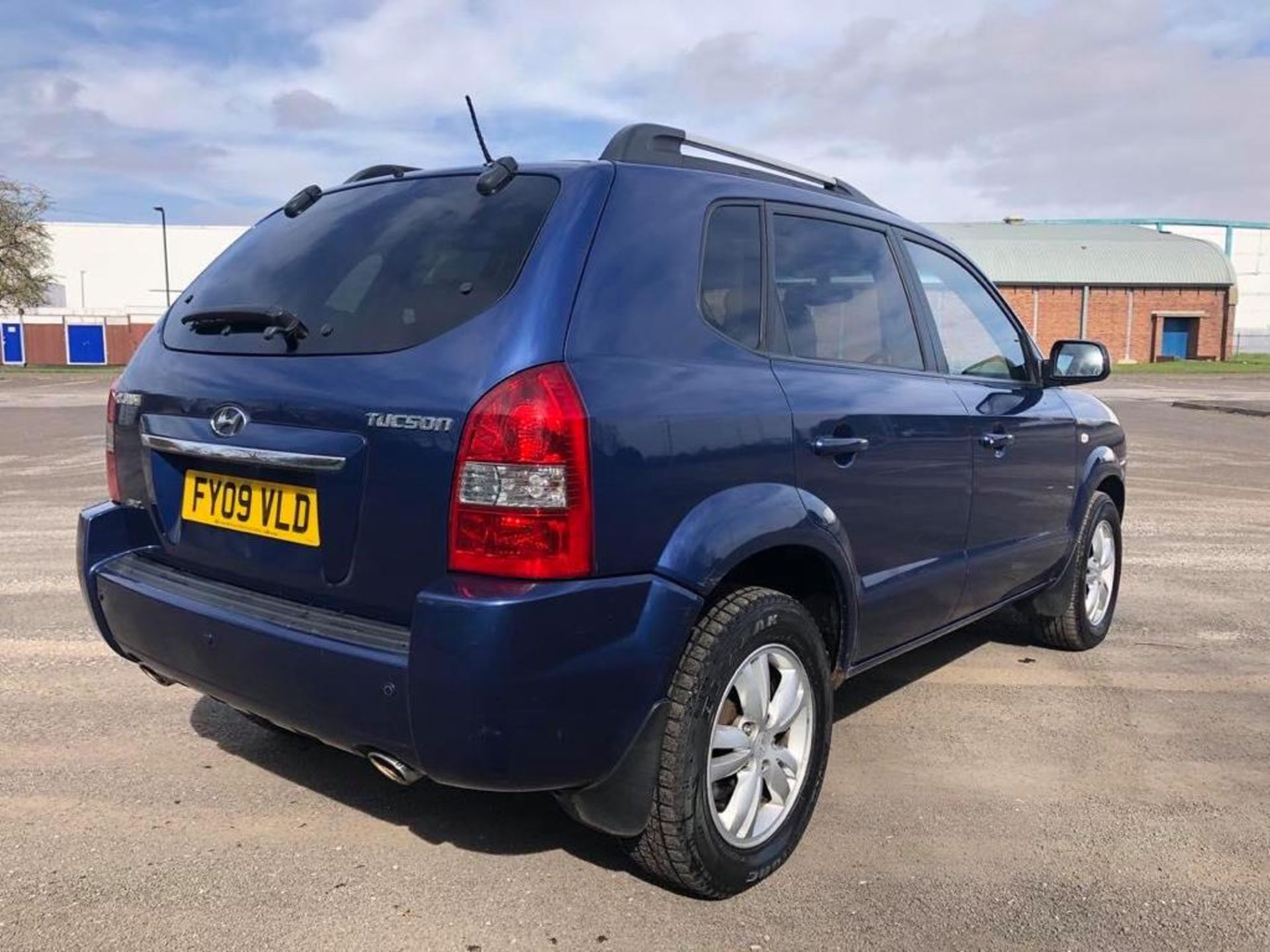 2009/09 REG HYUNDAI TUCSON STYLE 4WD CRDI 2.0 DIESEL BLUE, SHOWING 2 FORMER KEEPERS *NO VAT* - Image 5 of 10