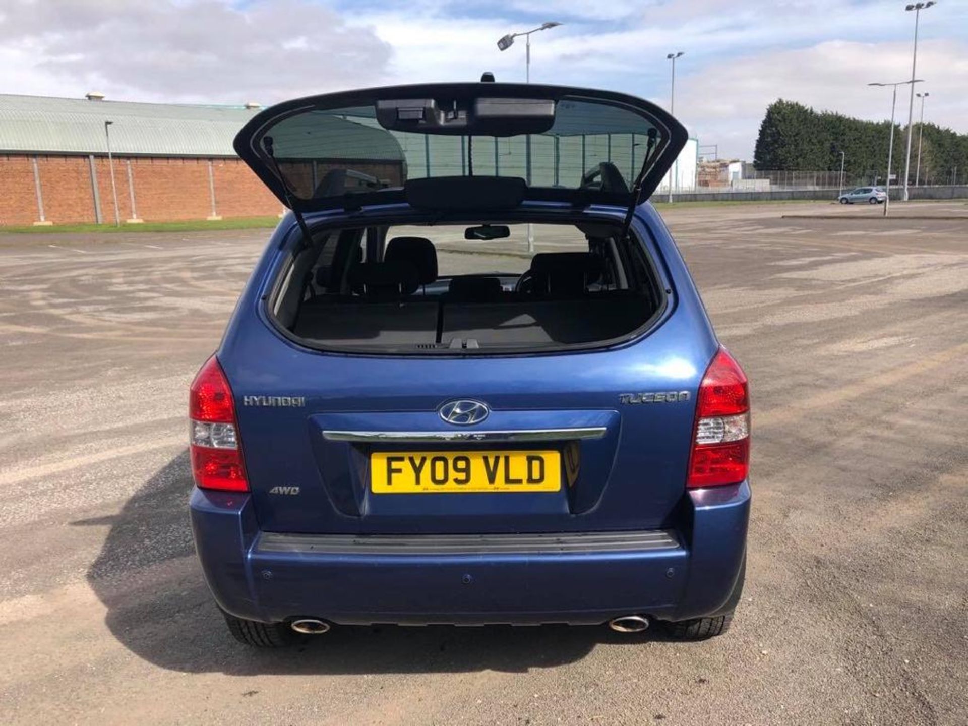 2009/09 REG HYUNDAI TUCSON STYLE 4WD CRDI 2.0 DIESEL BLUE, SHOWING 2 FORMER KEEPERS *NO VAT* - Image 3 of 10