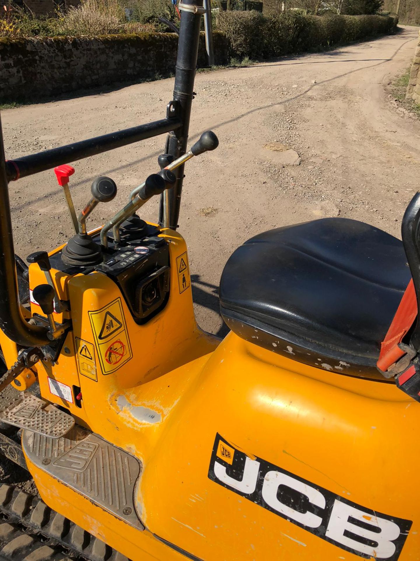 JCB 8008 TRACKED MICRO DIGGER / EXCAVATOR, YEAR 2016, LOW HOURS, RUNS & WORKS WELL, C/W 3 X BUCKETS - Image 5 of 5