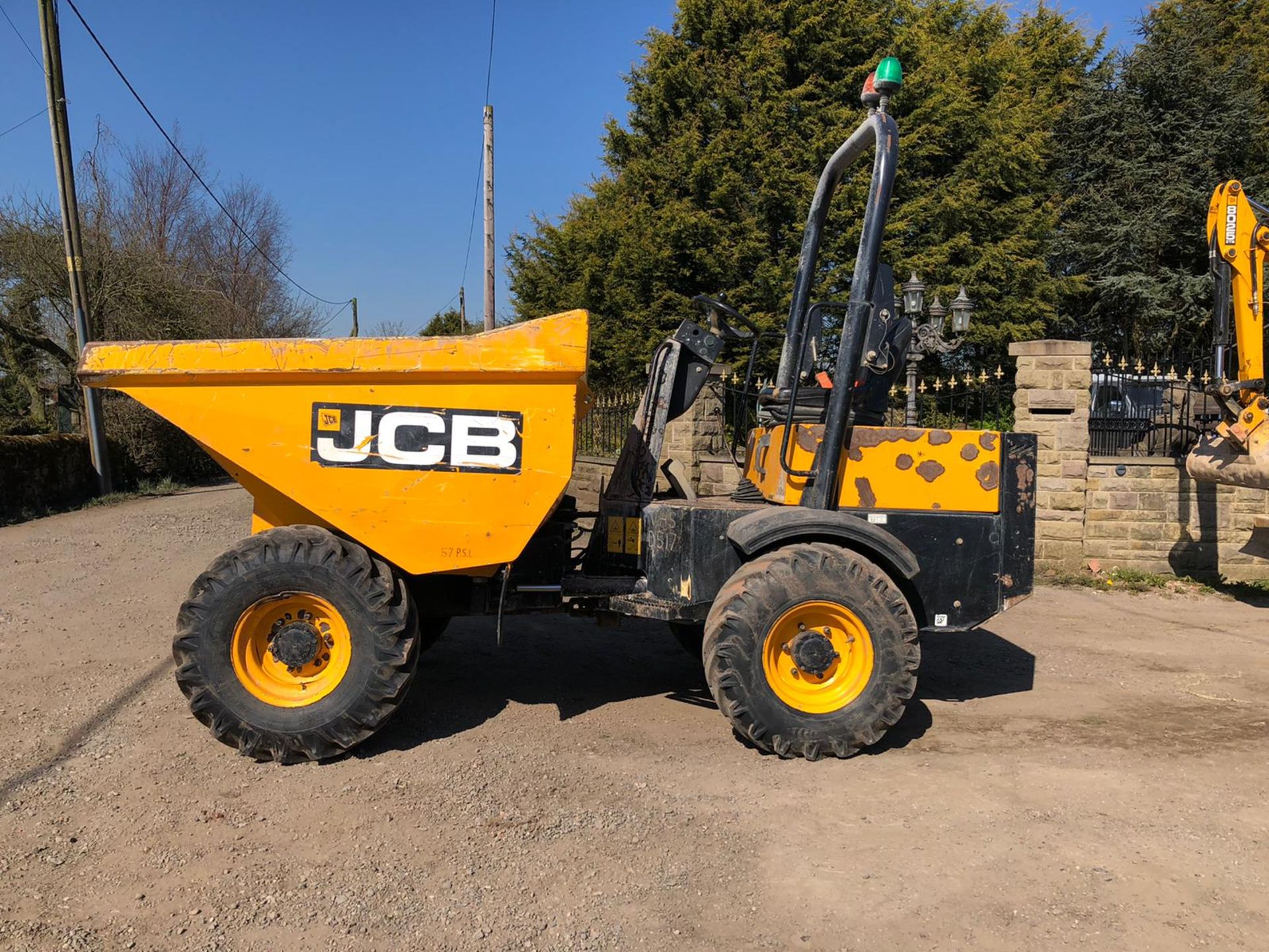 JCB 3 TON STRAIGHT TIP DUMPER, YEAR 2015, RUNS AND WORKS WELL, SHOWING 1349 HOURS *PLUS VAT*