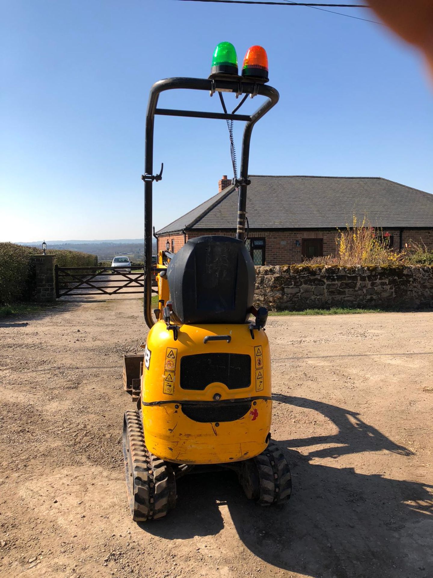 JCB 8008 TRACKED MICRO DIGGER / EXCAVATOR, YEAR 2016, LOW HOURS, RUNS & WORKS WELL, C/W 3 X BUCKETS - Image 2 of 5