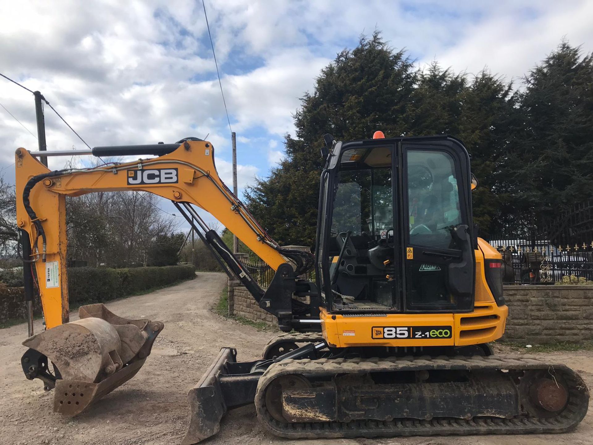 2017 JCB 85Z-1 TRACKED CRAWLER EXCAVATOR, SHOWING 3170 HOURS, 3 X BUCKETS *PLUS VAT*