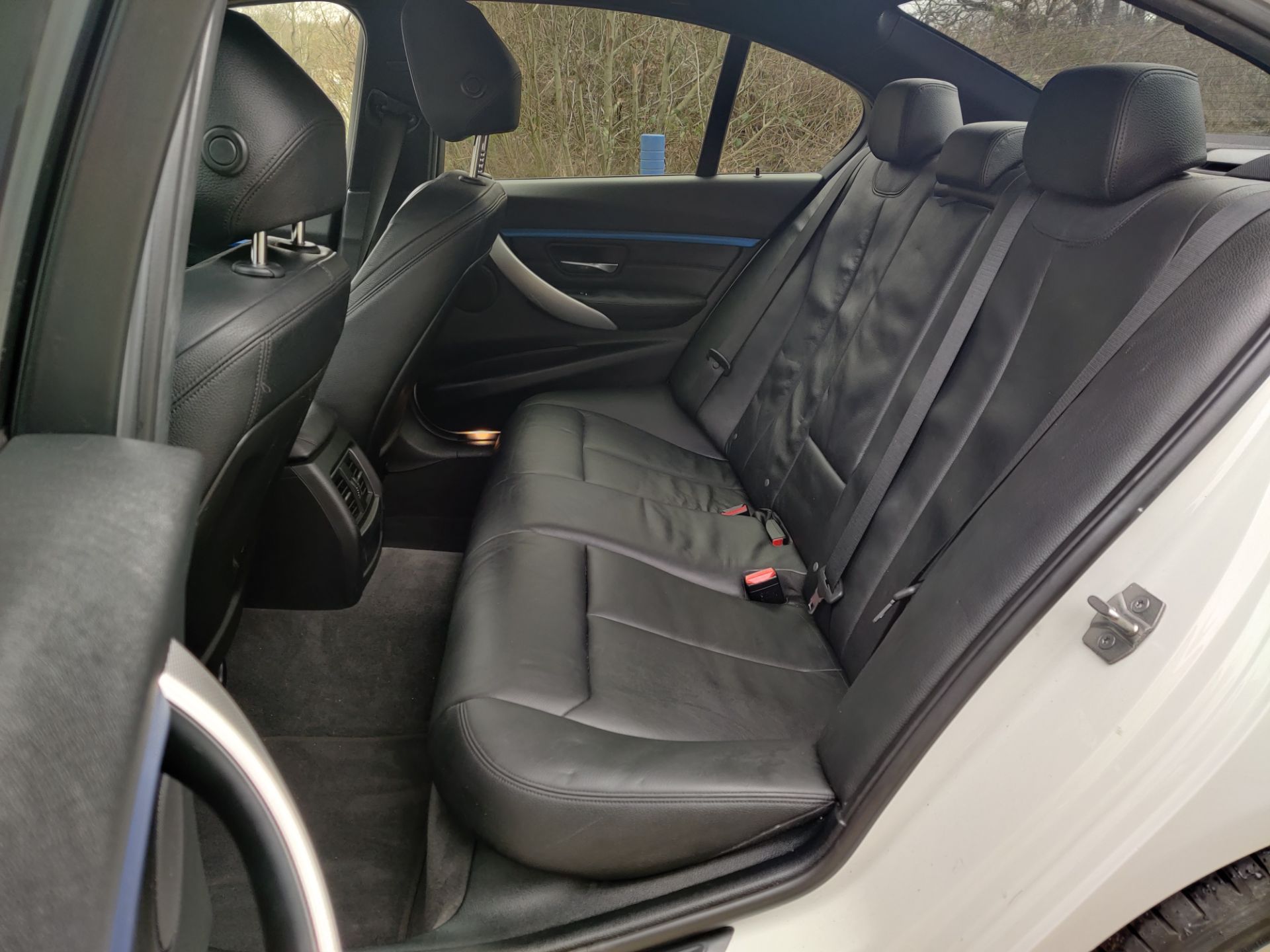 2015/65 REG BMW 318D M SPORT 2.0 DIESEL WHITE 4 DOOR SALOON, SHOWING 0 FORMER KEEPERS *NO VAT* - Image 10 of 23