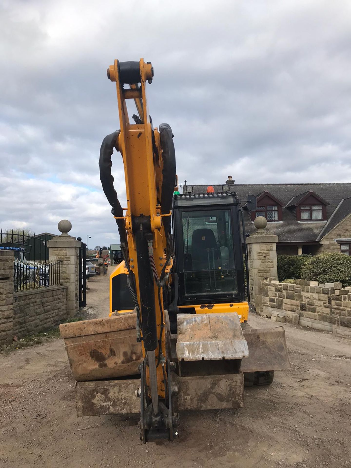 2017 JCB 85Z-1 TRACKED CRAWLER EXCAVATOR, SHOWING 3170 HOURS, 3 X BUCKETS *PLUS VAT* - Image 2 of 5