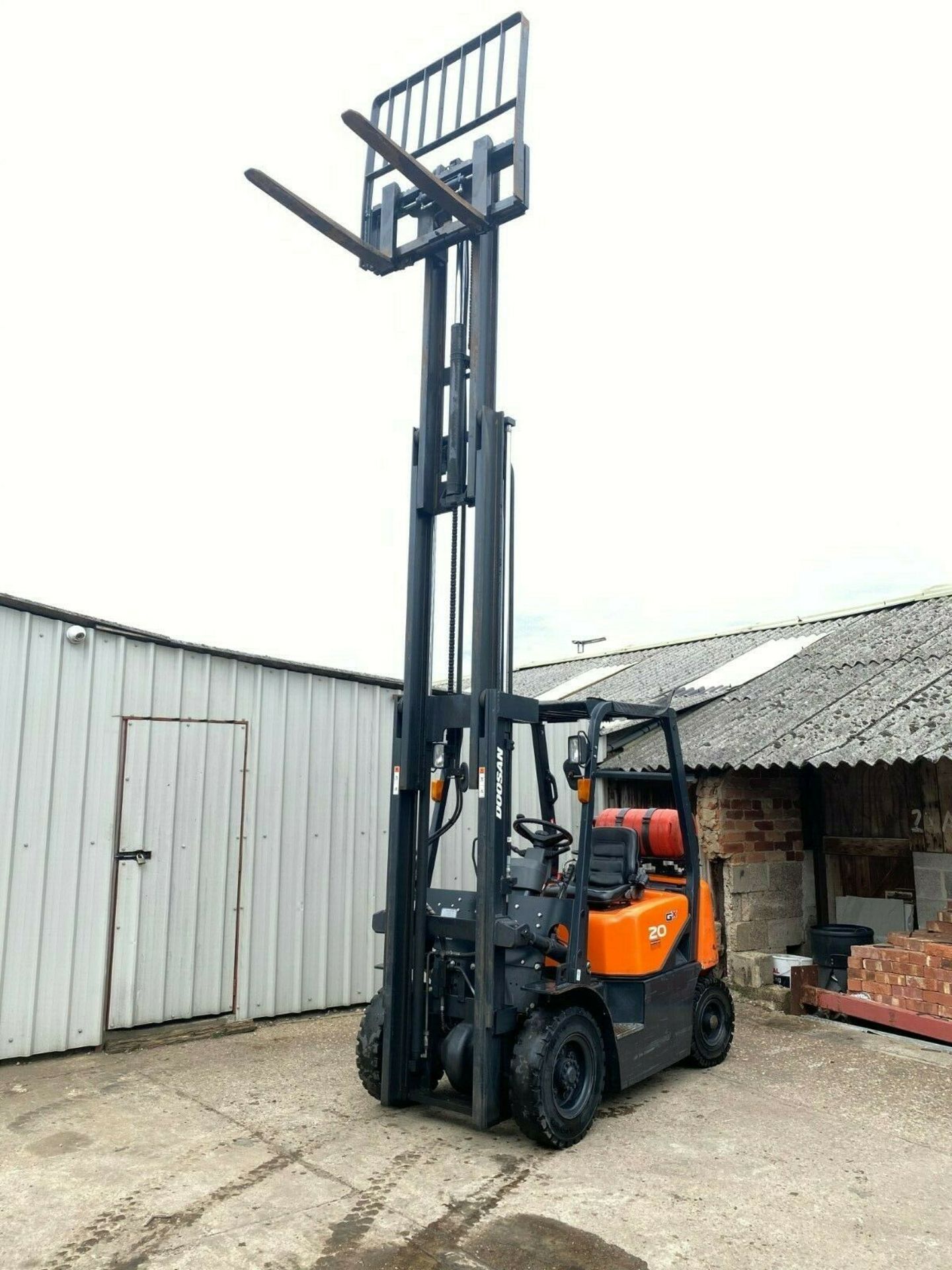 DOOSAN 2 TON GAS FORKLIFT, MODEL: G20G, TRIPLE MAST, FREE LIFT, 1160 HOURS, YEAR 2016 *PLUS VAT* - Image 2 of 8