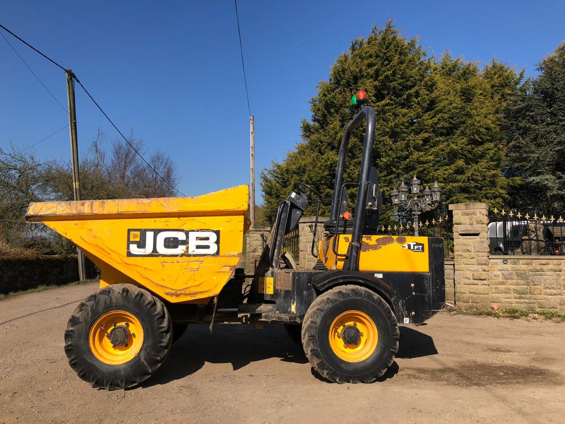 JCB 3 TON STRAIGHT TIP DUMPER, YEAR 2015, RUNS AND WORKS WELL, SHOWING 1158 HOURS *PLUS VAT*