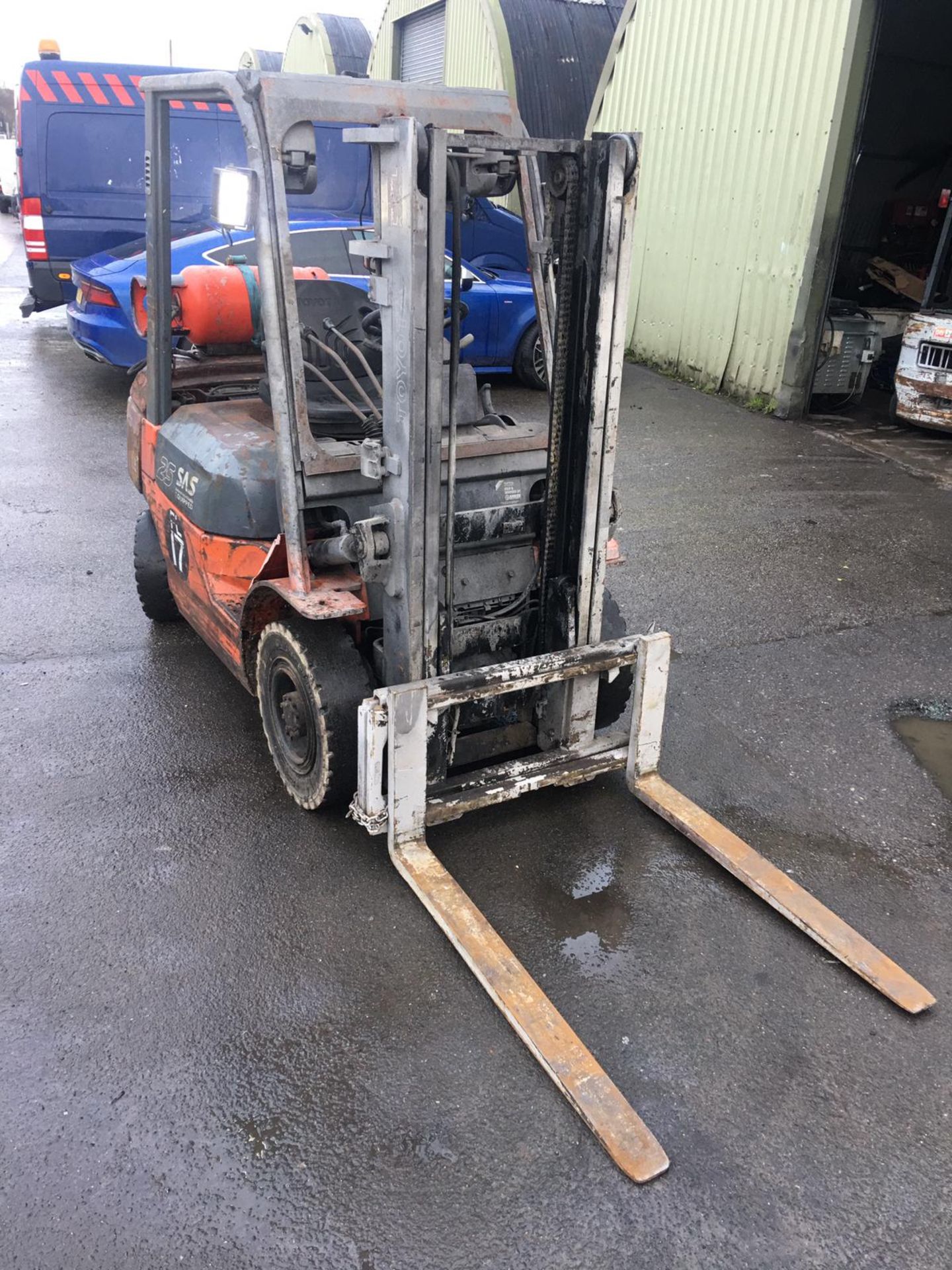 TOYOTA 25 GAS POWERED FORKLIFT, RUNS, WORKS AND LIFTS *NO VAT*