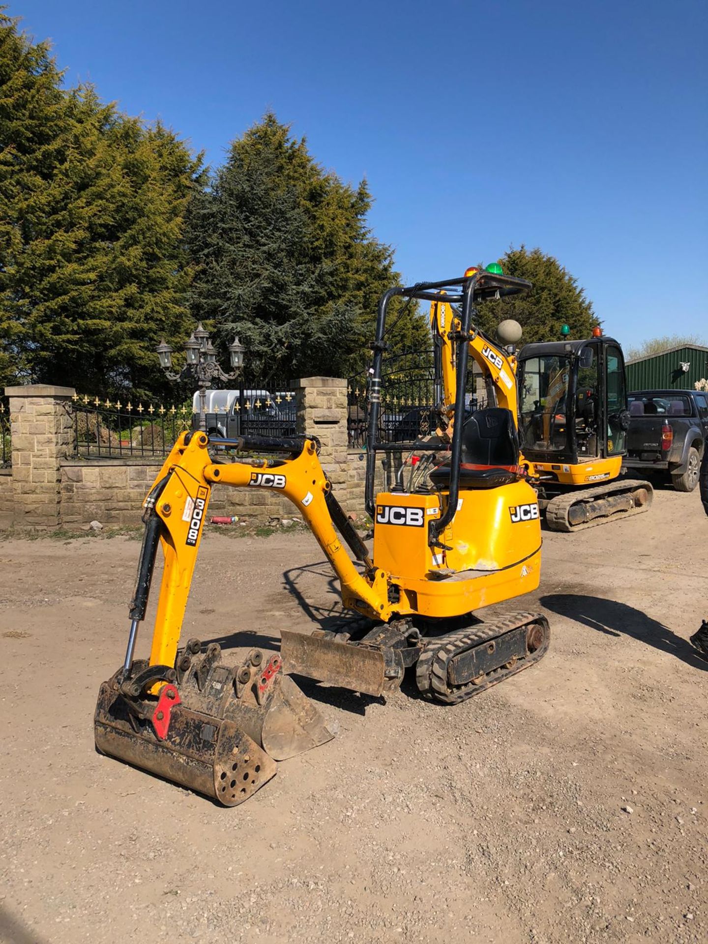 JCB 8008 TRACKED MICRO DIGGER / EXCAVATOR, YEAR 2016, LOW HOURS, RUNS & WORKS WELL, C/W 3 X BUCKETS - Image 3 of 5