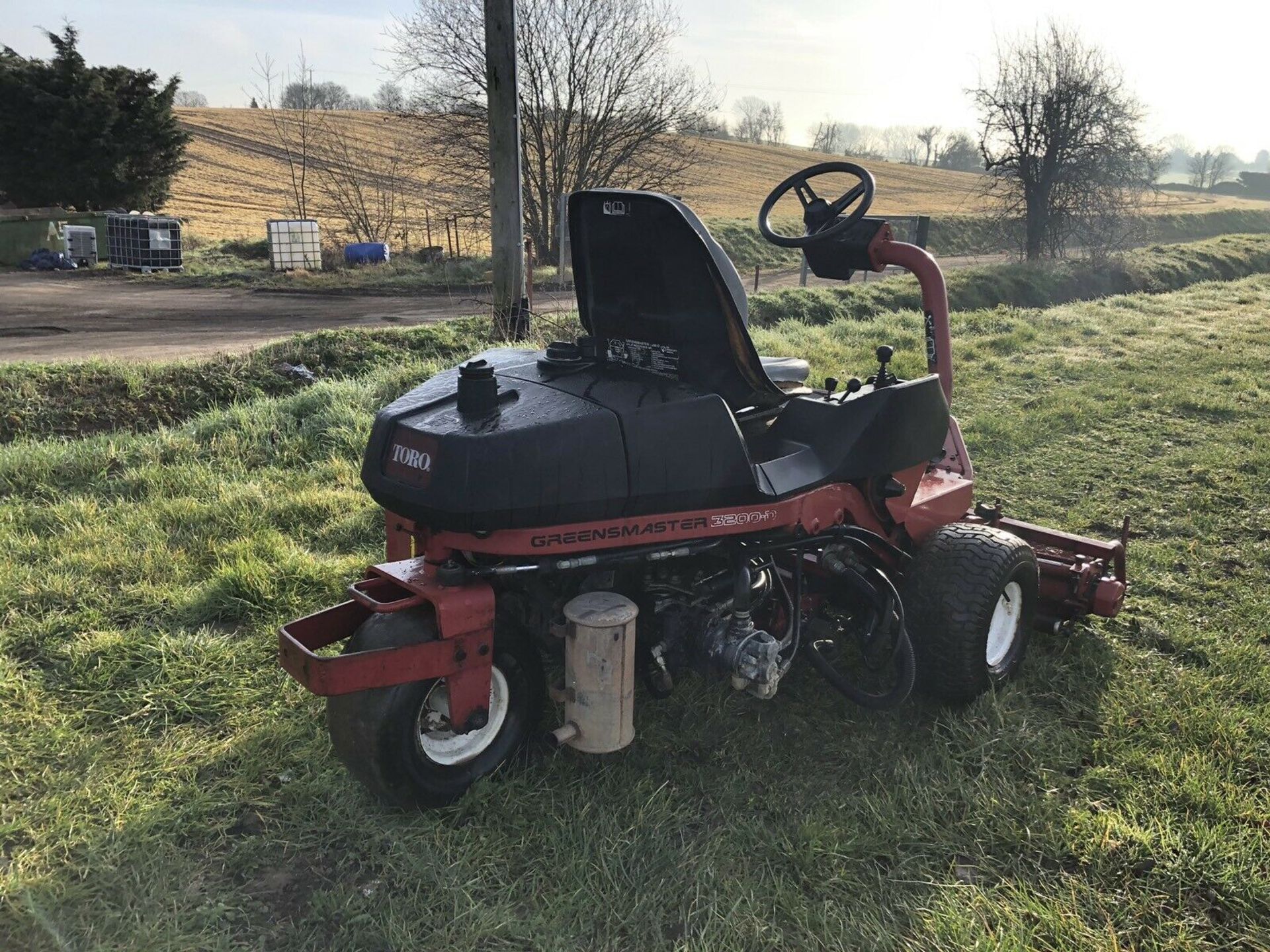 TORO 3200 DIESEL RIDE ON LAWN MOWER, HYDROSTATIC DRIVE, VERY SHARP TURNING CIRCLE, COLLECTION BOXES - Image 2 of 5