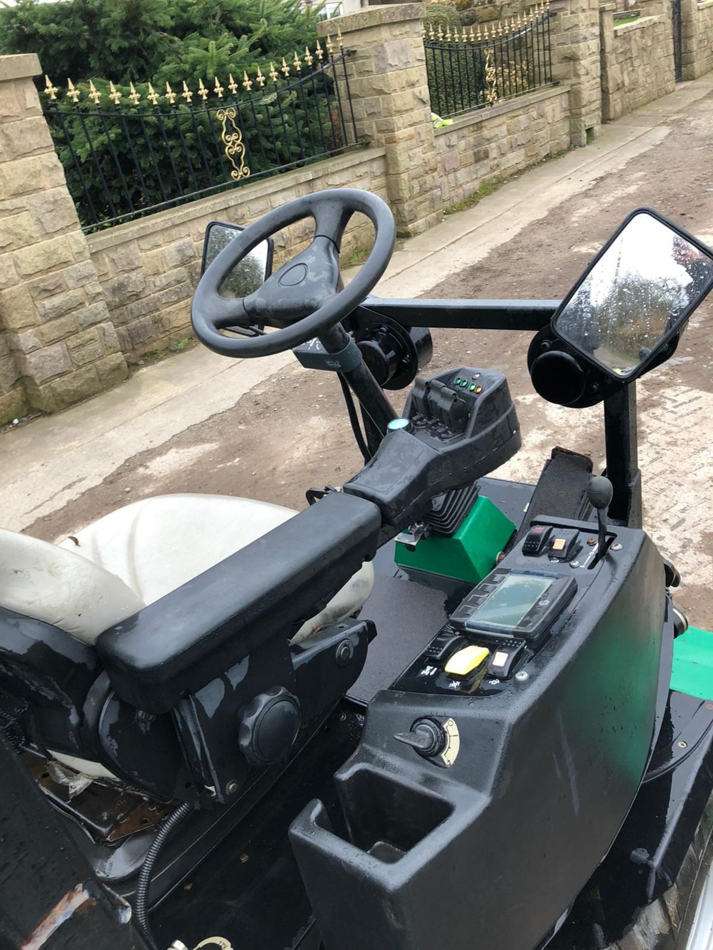 2010 RANSOMES HIGHWAY 3 CYLINDER 4WD MOWER, LOW HOURS ONLY 1859, RUNS, WORKS AND CUTS *PLUS VAT* - Image 4 of 7