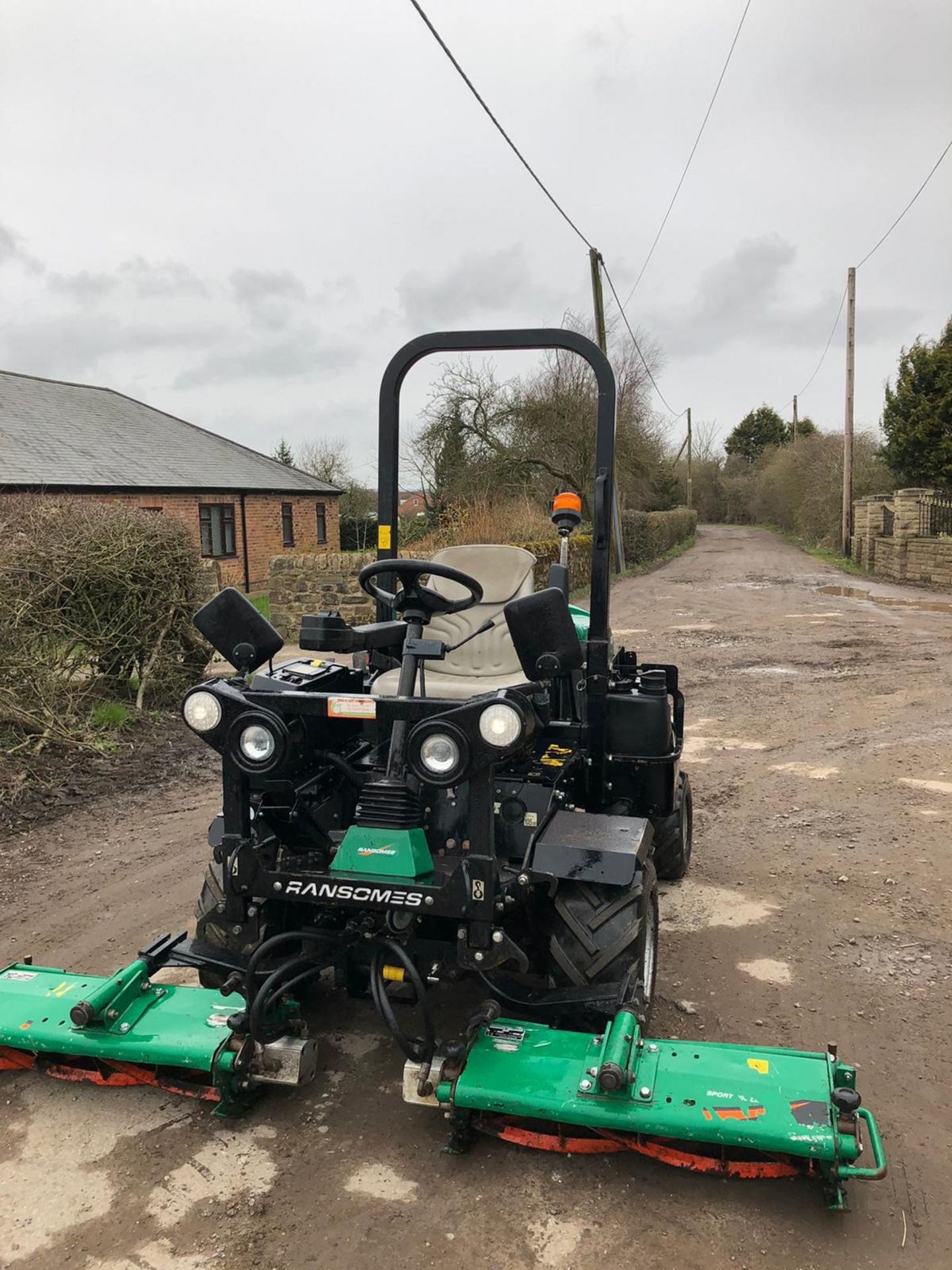 2010 RANSOMES HIGHWAY 3 CYLINDER 4WD MOWER, LOW HOURS ONLY 1859, RUNS, WORKS AND CUTS *PLUS VAT* - Image 2 of 7