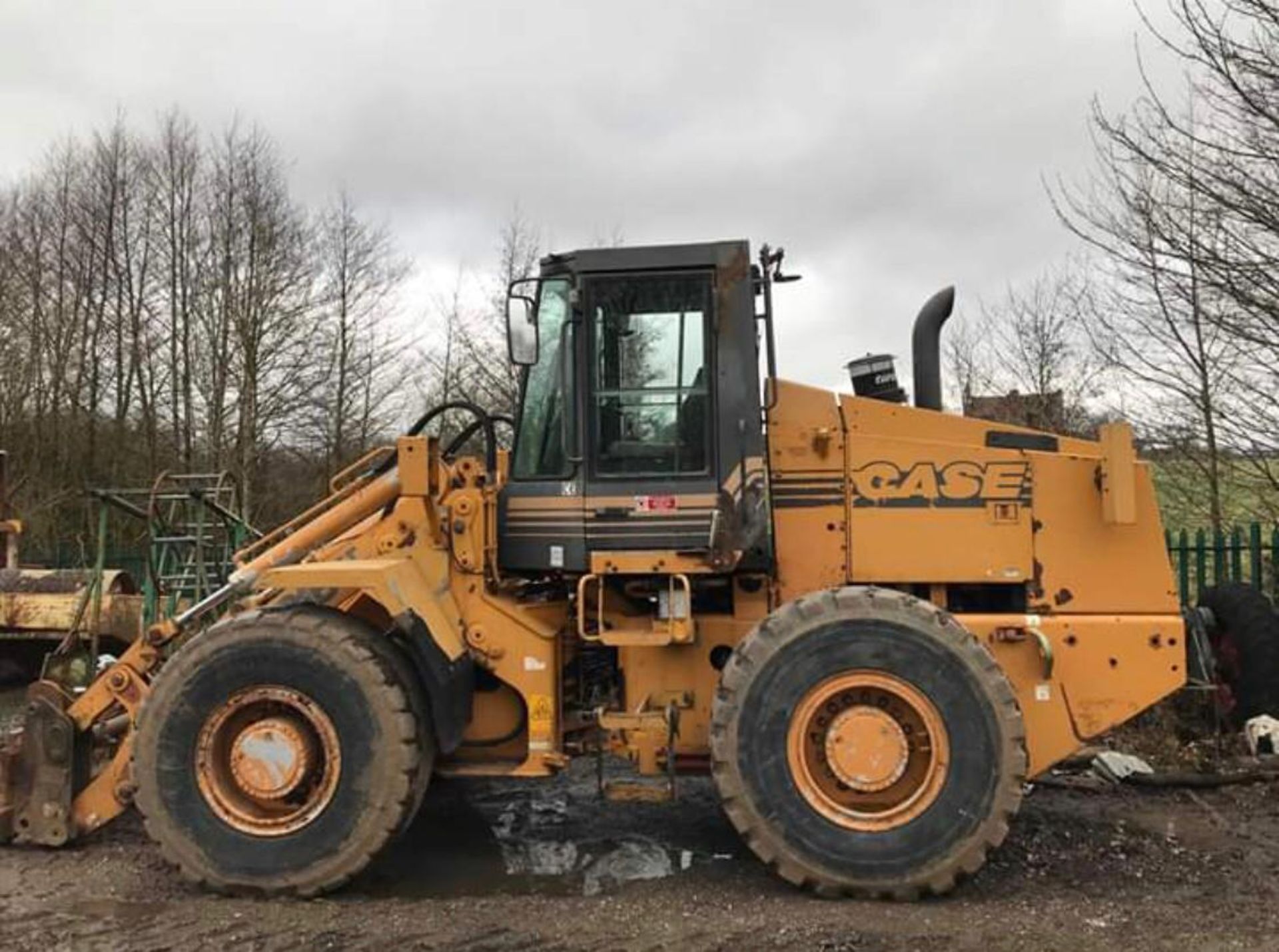 CASE 721B LOADING SHOVEL, YEAR 1996, STILL IN USE, COMES WITH FORK ATTACHMENTS *PLUS VAT* - Image 4 of 11