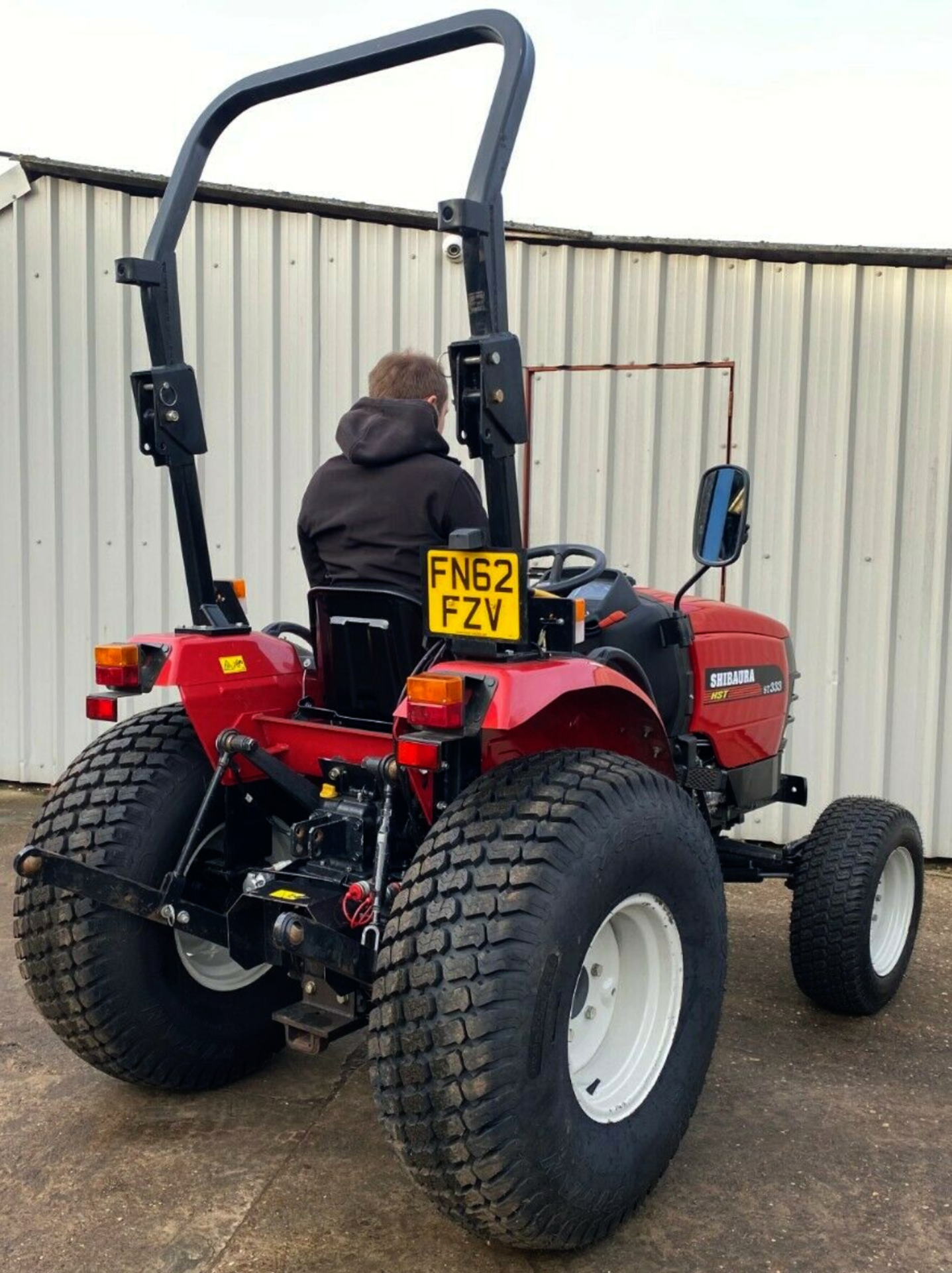 SHIBAURU ST333 COMPACT TRACTOR 4X4 33HP NEAR MINT CONDITION !