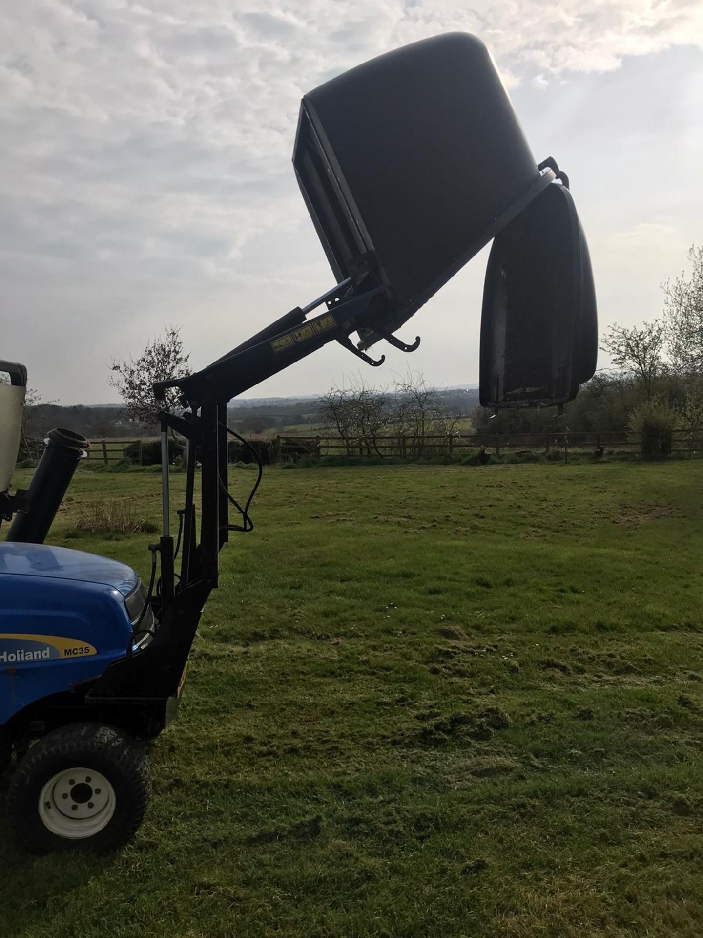 2008 NEW HOLLAND MC25 RIDE ON LAWN MOWER, HIGH LIFT GRASS COLLECTOR, RUNS, DRIVES, CUTS *PLUS VAT* - Image 3 of 5