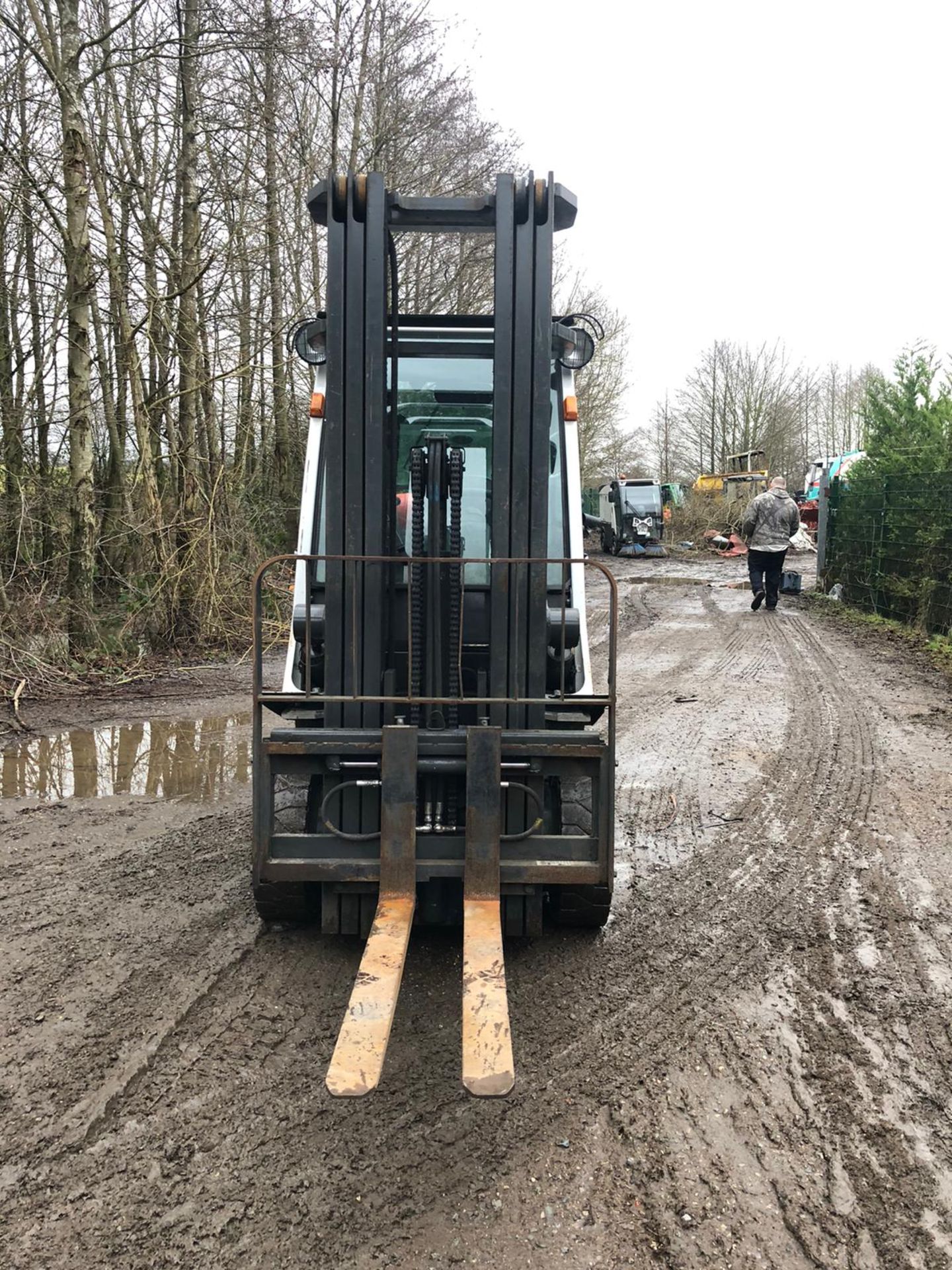 NISSAN 2.5 TON FORKLIFT, 3 STAGE MAST, YEAR 2014, CONTAINER SPEC, SIDE SHIFT, FULL GLASS CAB - Image 2 of 9