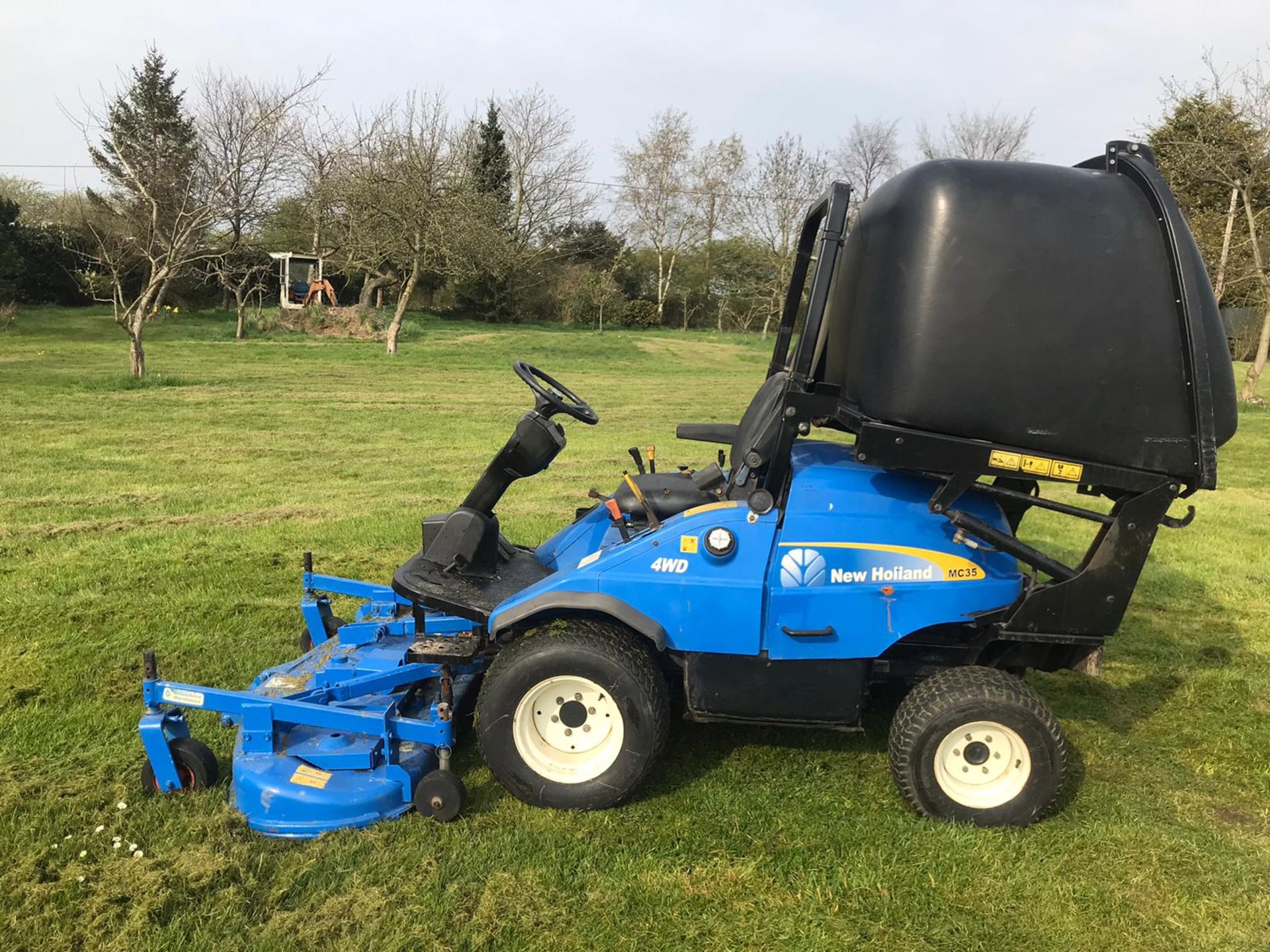 2008 NEW HOLLAND MC25 RIDE ON LAWN MOWER, HIGH LIFT GRASS COLLECTOR, RUNS, DRIVES, CUTS *PLUS VAT*