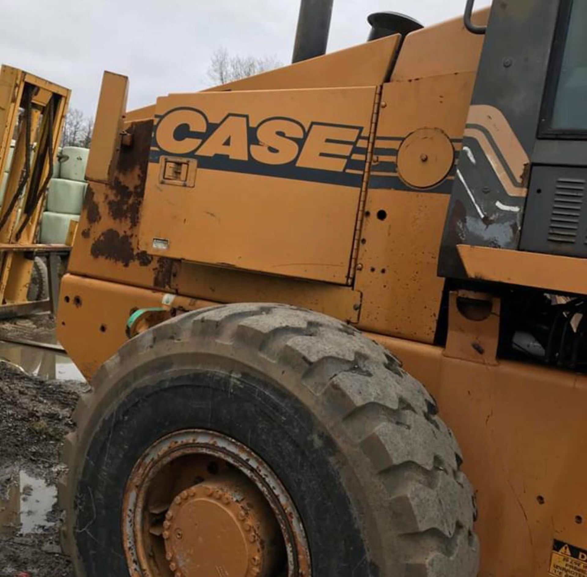 CASE 721B LOADING SHOVEL, YEAR 1996, STILL IN USE, COMES WITH FORK ATTACHMENTS *PLUS VAT* - Image 5 of 11