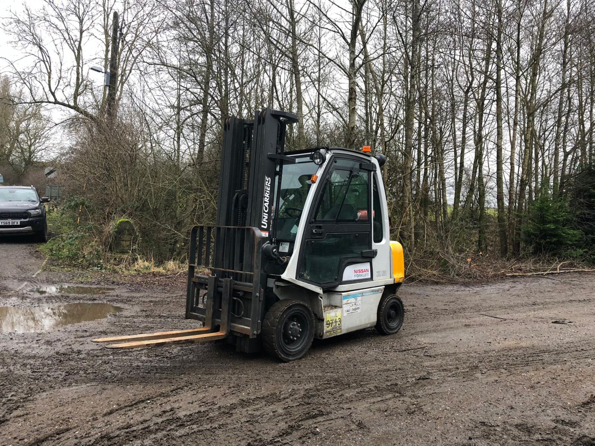 NISSAN 2.5 TON FORKLIFT, 3 STAGE MAST, YEAR 2014, CONTAINER SPEC, SIDE SHIFT, FULL GLASS CAB - Image 3 of 9