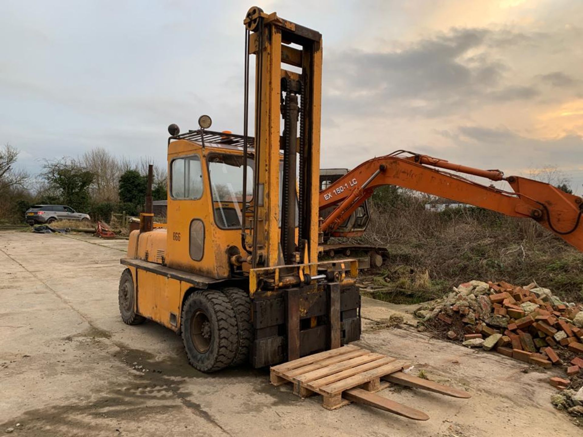 6 TON TWIN WHEEL DIESEL FORKLIFT, GOOD TYRES, 2 SPEED FORWARD & REVERSE, RUNS, WORKS & LIFTS