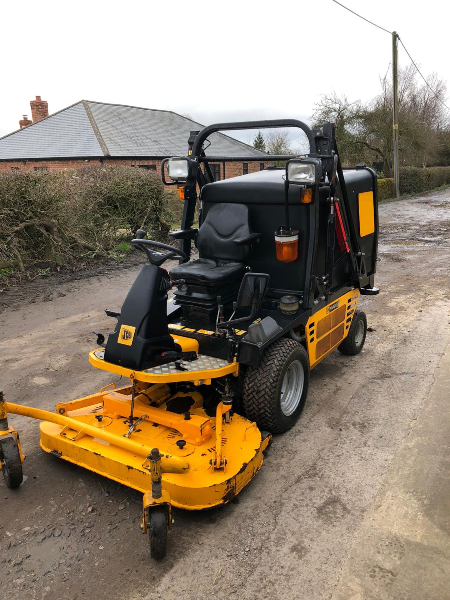 JCB FM25 RIDE ON LAWN MOWER, RUNS, WORKS, CUTS, HIGHTIP COLLECTOR, IN GOOD CONDITION, ONLY 300 HOURS - Image 2 of 5