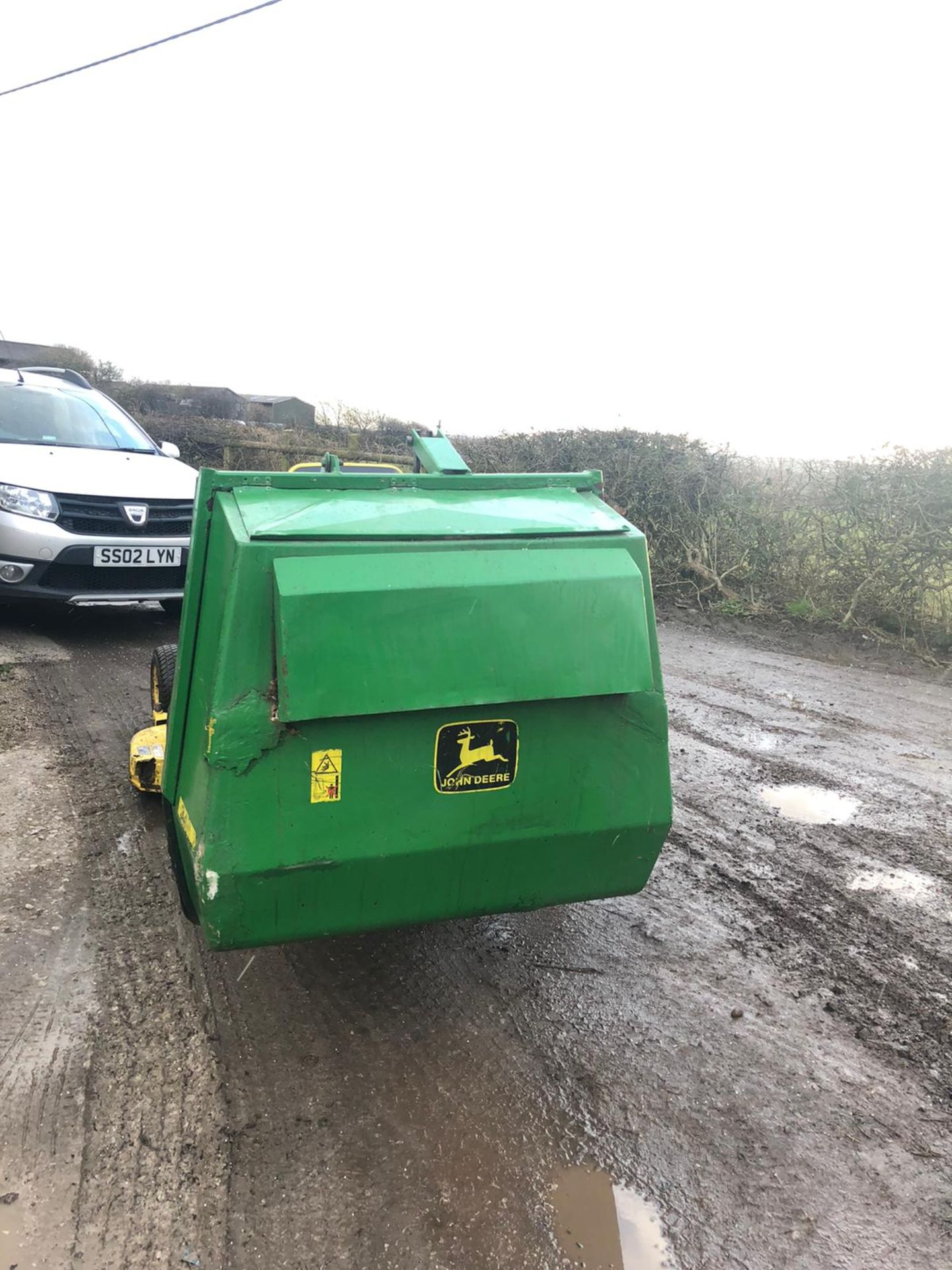 JOHN DEERE 415 RIDE ON LAWN MOWER, RUNS & WORKS, CUTS AND COLLECTS WELL *NO VAT* - Image 6 of 8