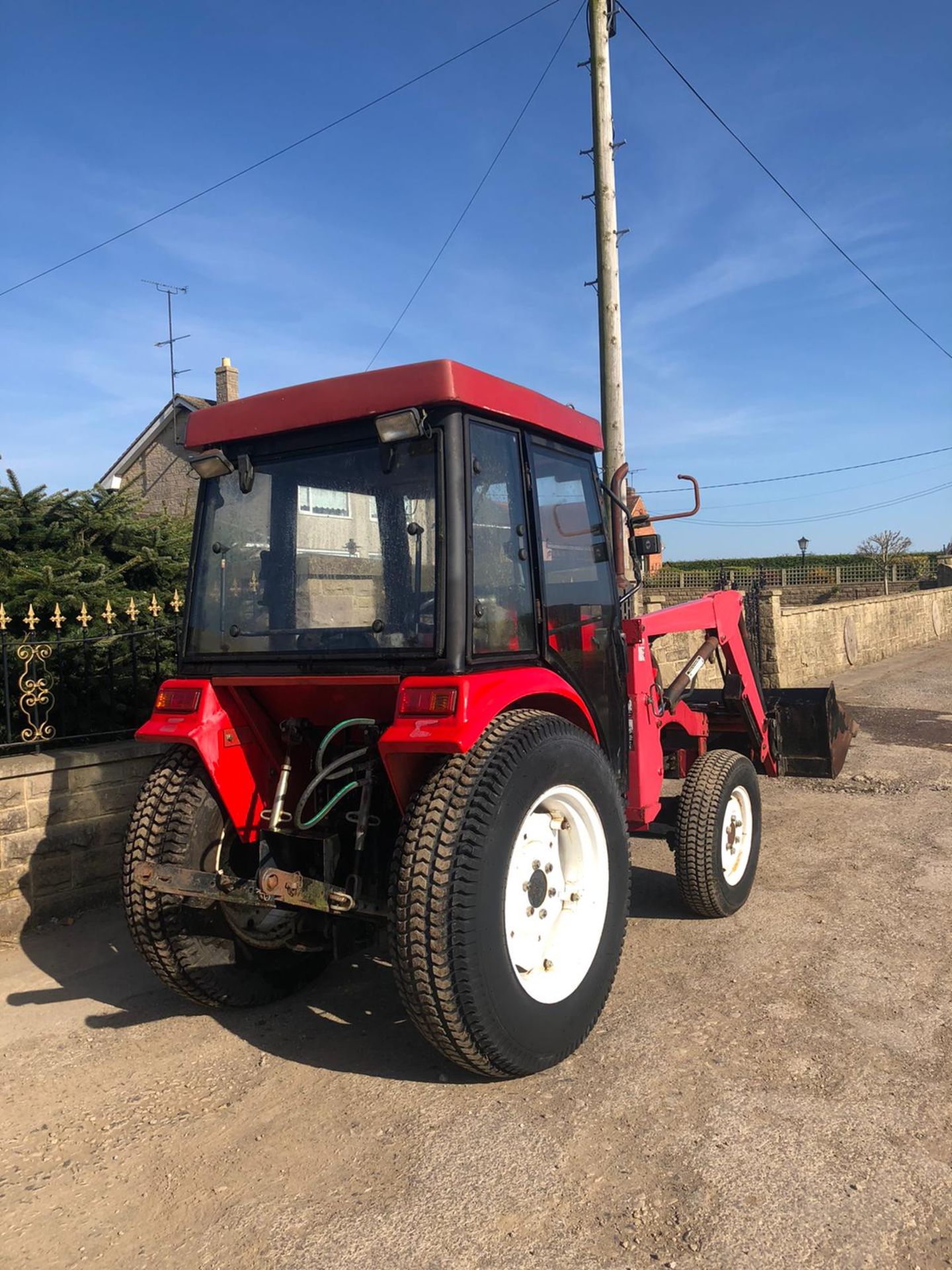 SIROMER 354 TRACTOR WITH LOADER, SHOWING 253 HOURS, 4 WHEEL DRIVE, RUNS, WORKS AND LIFTS *PLUS VAT* - Image 5 of 9