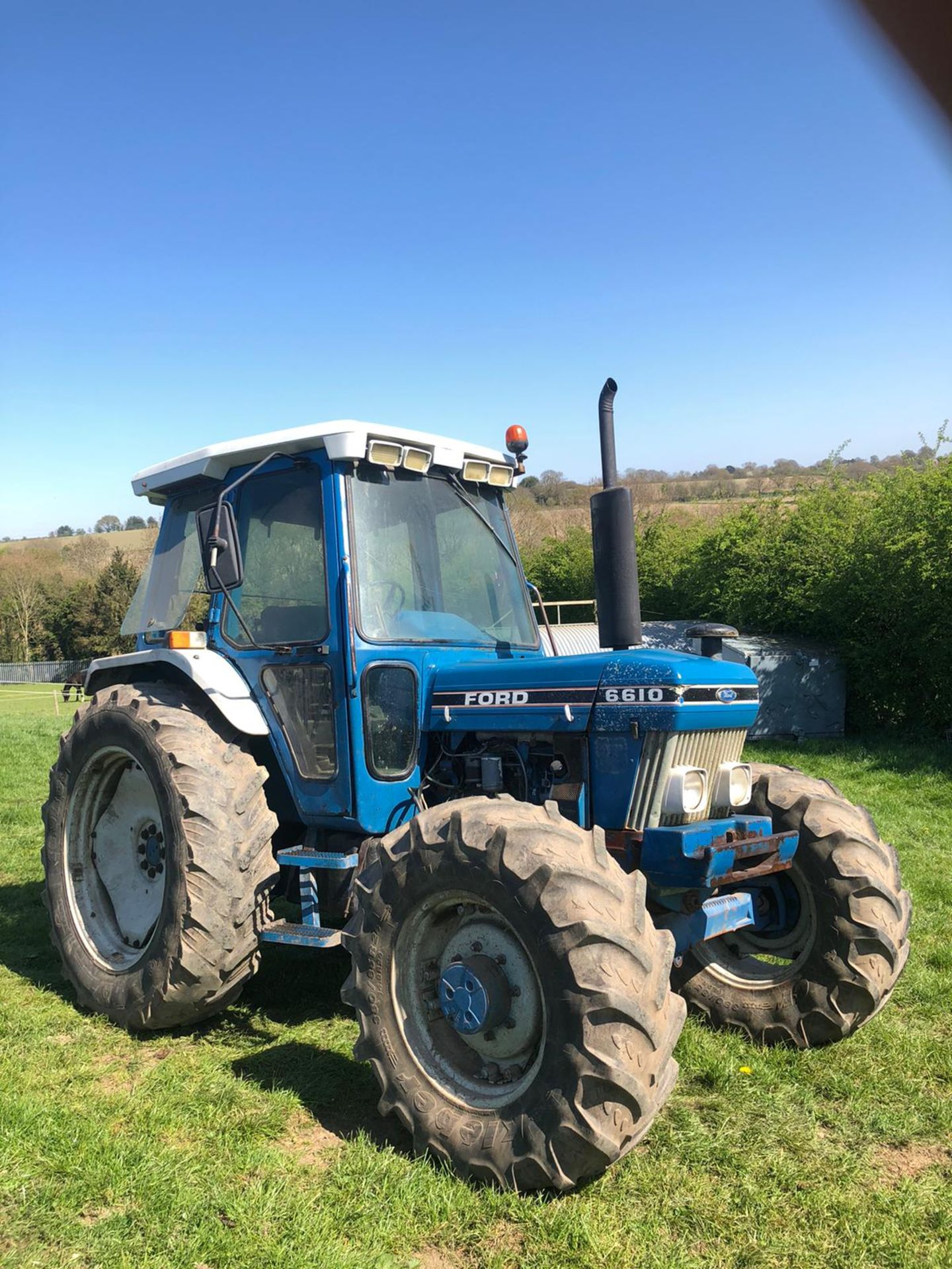 FORD 6610 4 WHEEL DRIVE TRACTOR, RUNS AND WORKS, 3 POINT LINKAGE, REAR PTO, ROAD REGISTERED WITH V5 - Image 3 of 8