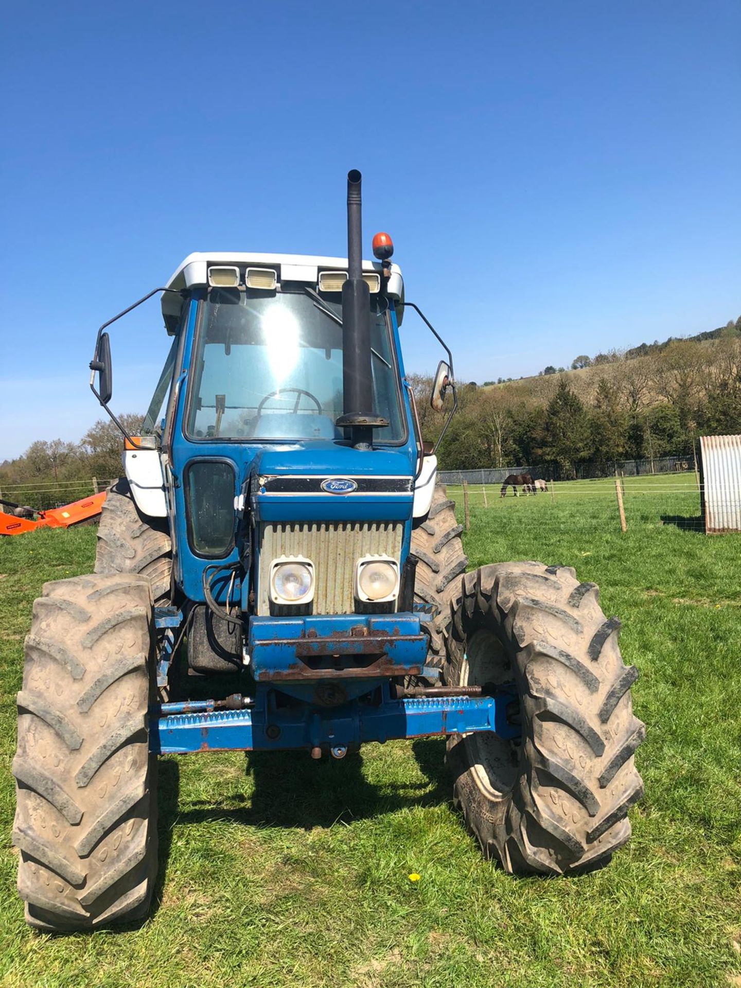 FORD 6610 4 WHEEL DRIVE TRACTOR, RUNS AND WORKS, 3 POINT LINKAGE, REAR PTO, ROAD REGISTERED WITH V5 - Image 2 of 8