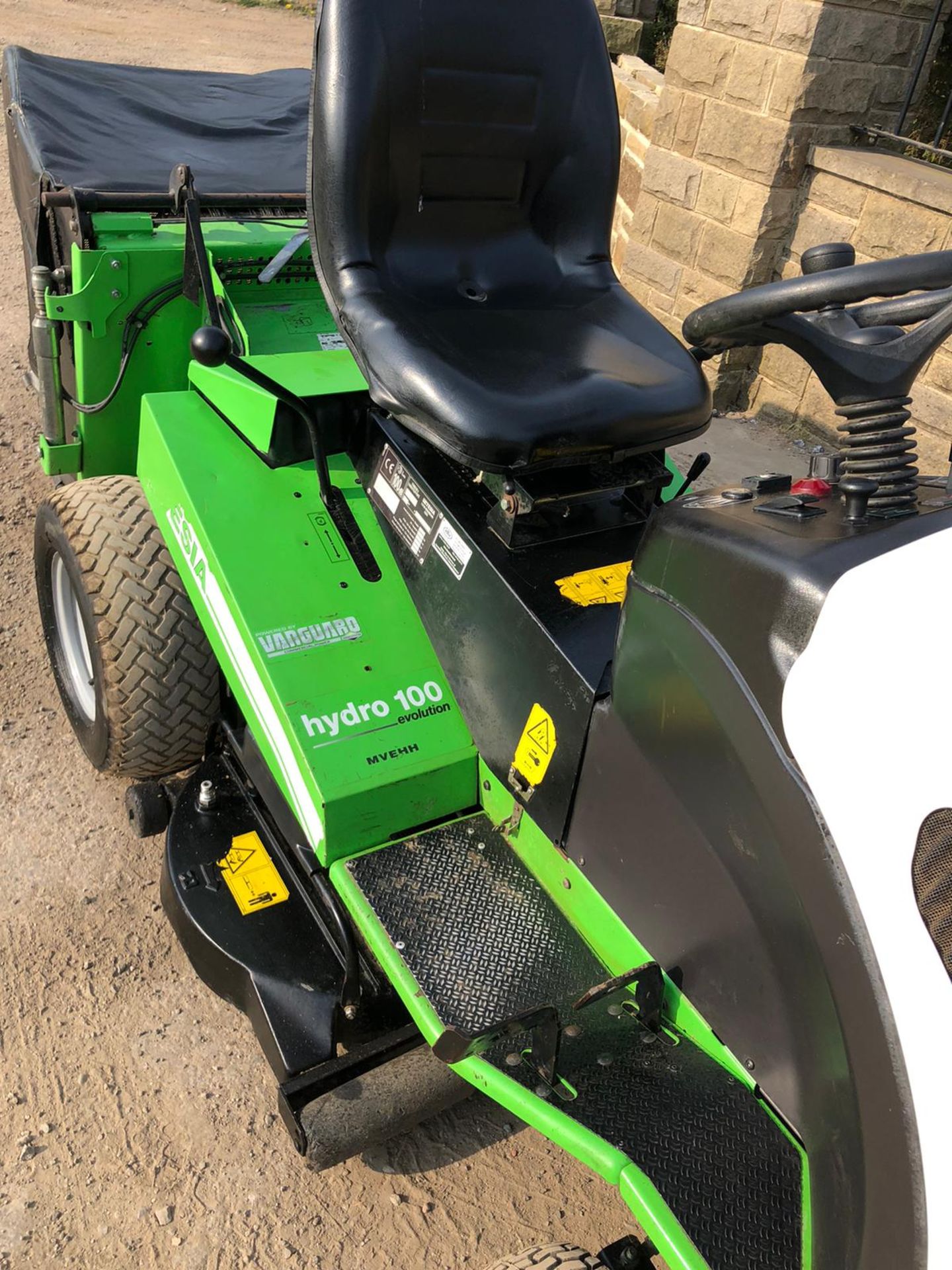 ETESIA MVEHH HYDRO 100 RIDE-ON LAWN MOWER WITH HYDRAULIC COLLECTOR BOX - CUTTING PERFECT! *NO VAT* - Image 3 of 7