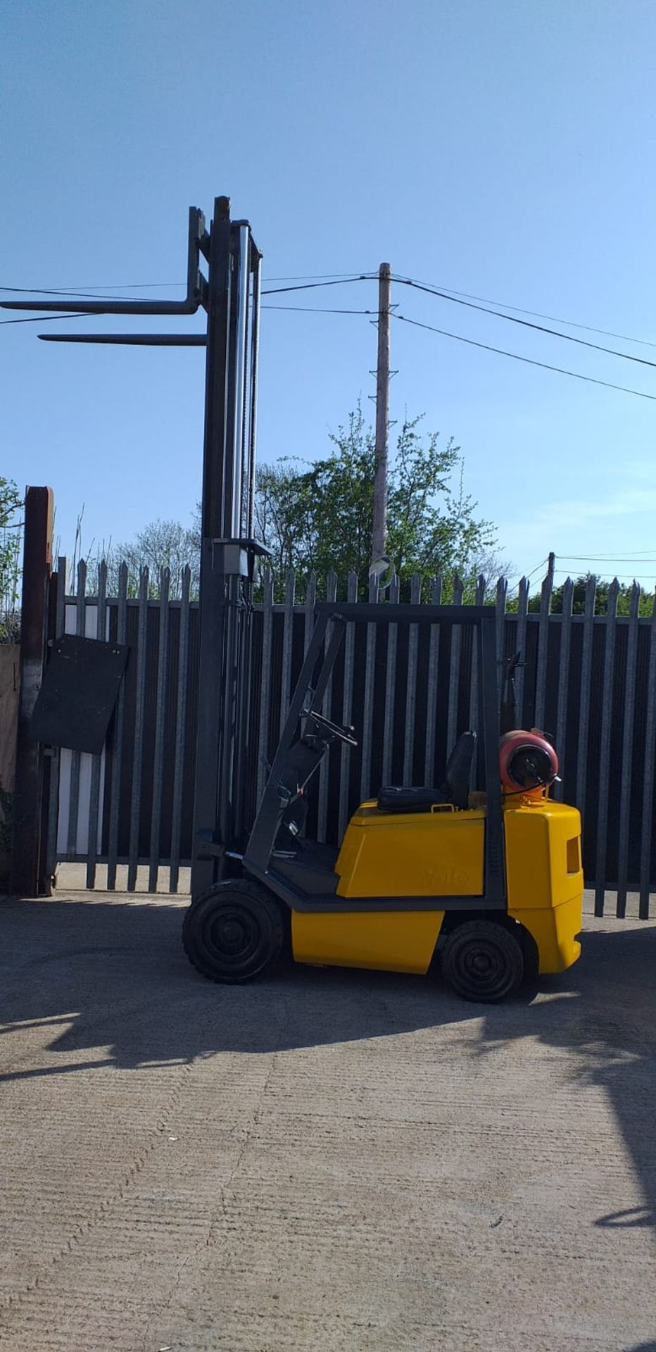 GAS POWERED FORKLIFT, RUNS, WORKS AND LIFTS AS IT SHOULD, SHOWING 5218 HOURS *NO VAT* - Image 3 of 10