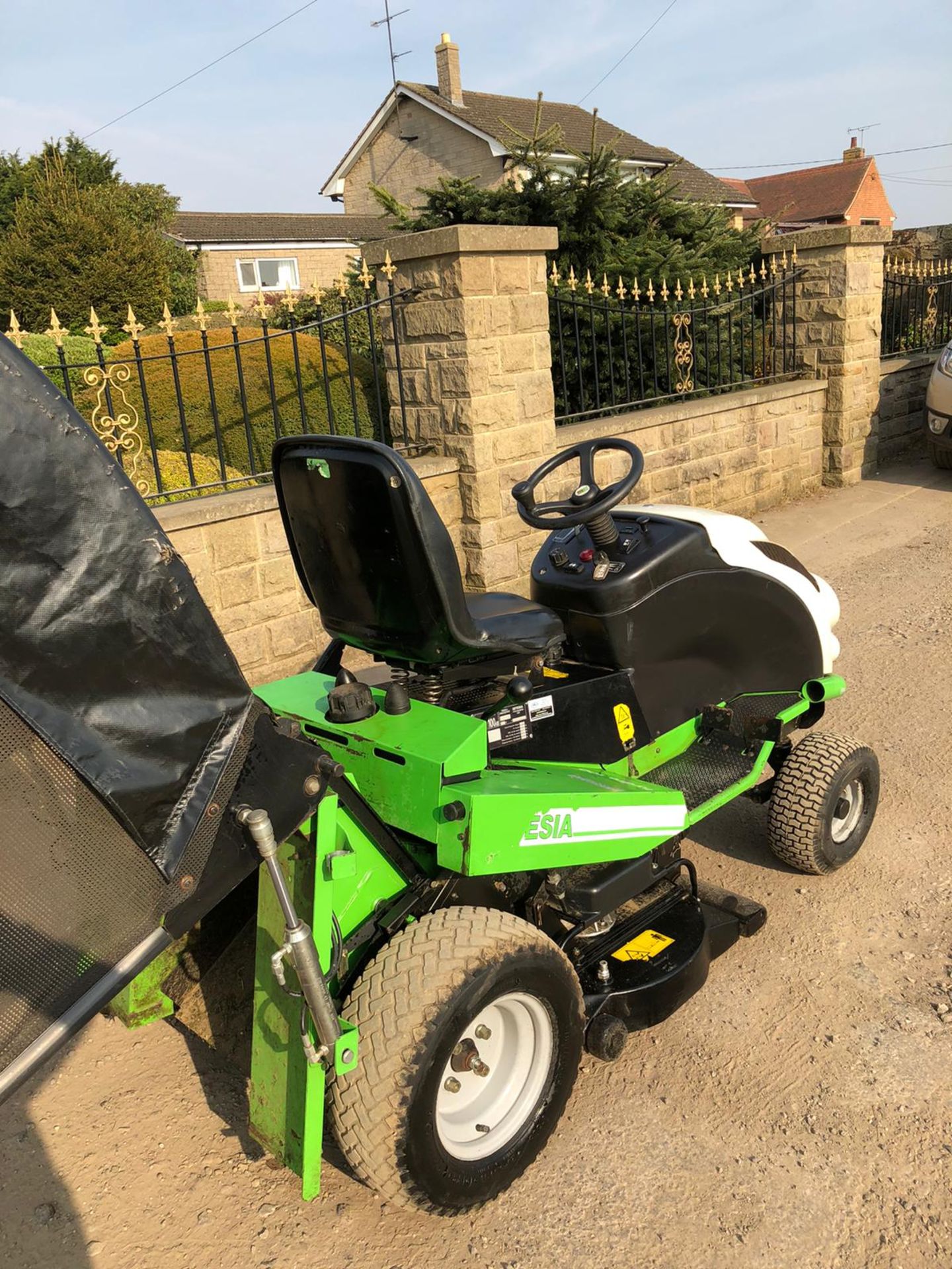 ETESIA MVEHH HYDRO 100 RIDE-ON LAWN MOWER WITH HYDRAULIC COLLECTOR BOX - CUTTING PERFECT! *NO VAT* - Image 4 of 7