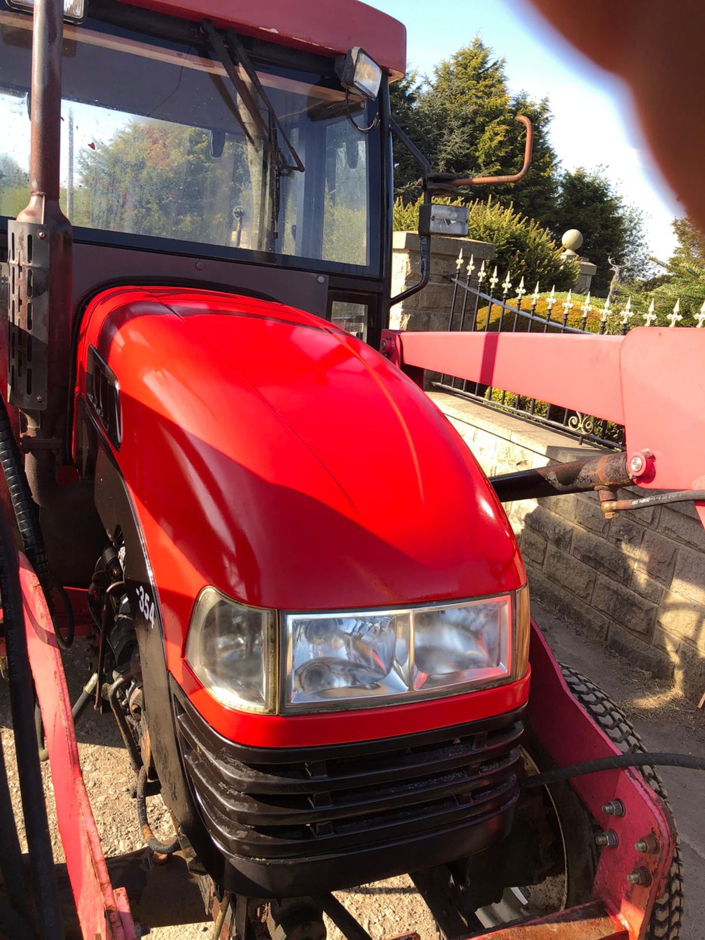 SIROMER 354 TRACTOR WITH LOADER, SHOWING 253 HOURS, 4 WHEEL DRIVE, RUNS, WORKS AND LIFTS *PLUS VAT* - Image 2 of 9