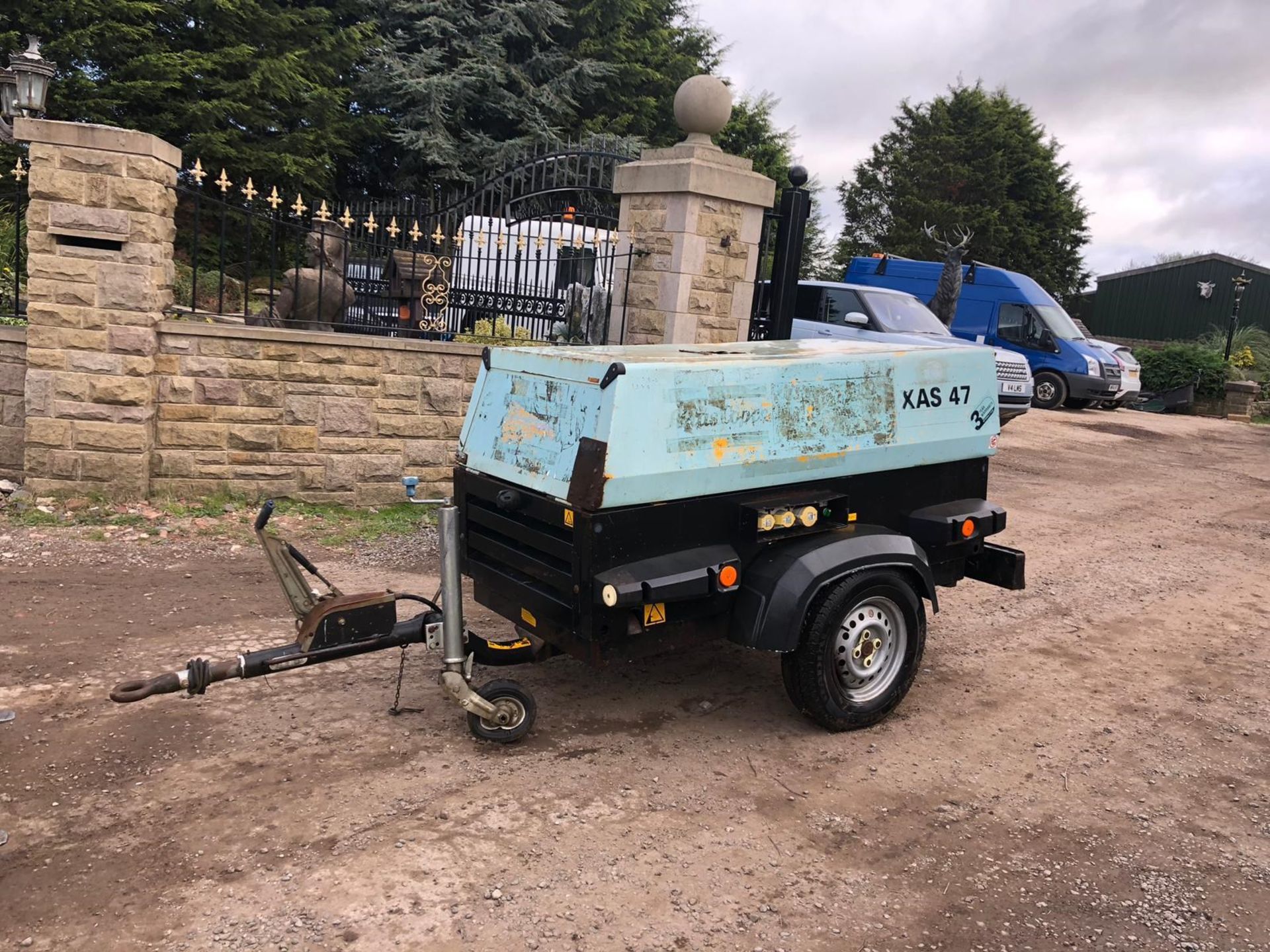 2005 ATLAS COPCO XAS 47 SINGLE AXLE AIR COMPRESSOR, RUNS, WORKS, MAKES AIR, 3 CYLINDER DEUTZ ENGINE - Image 4 of 7