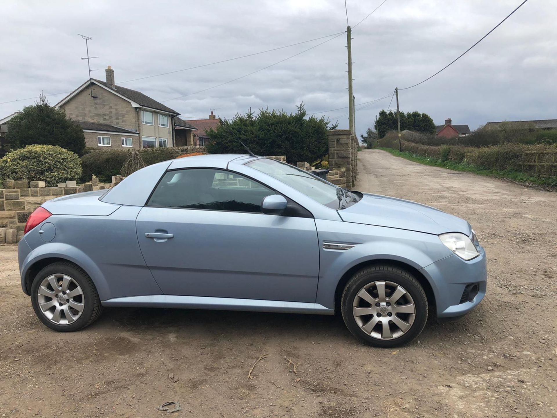 2006/06 REG VAUXHALL TIGRA HARD TOP 1.4I PETROL BLUE, SHOWING 1 FORMER KEEPER *NO VAT*