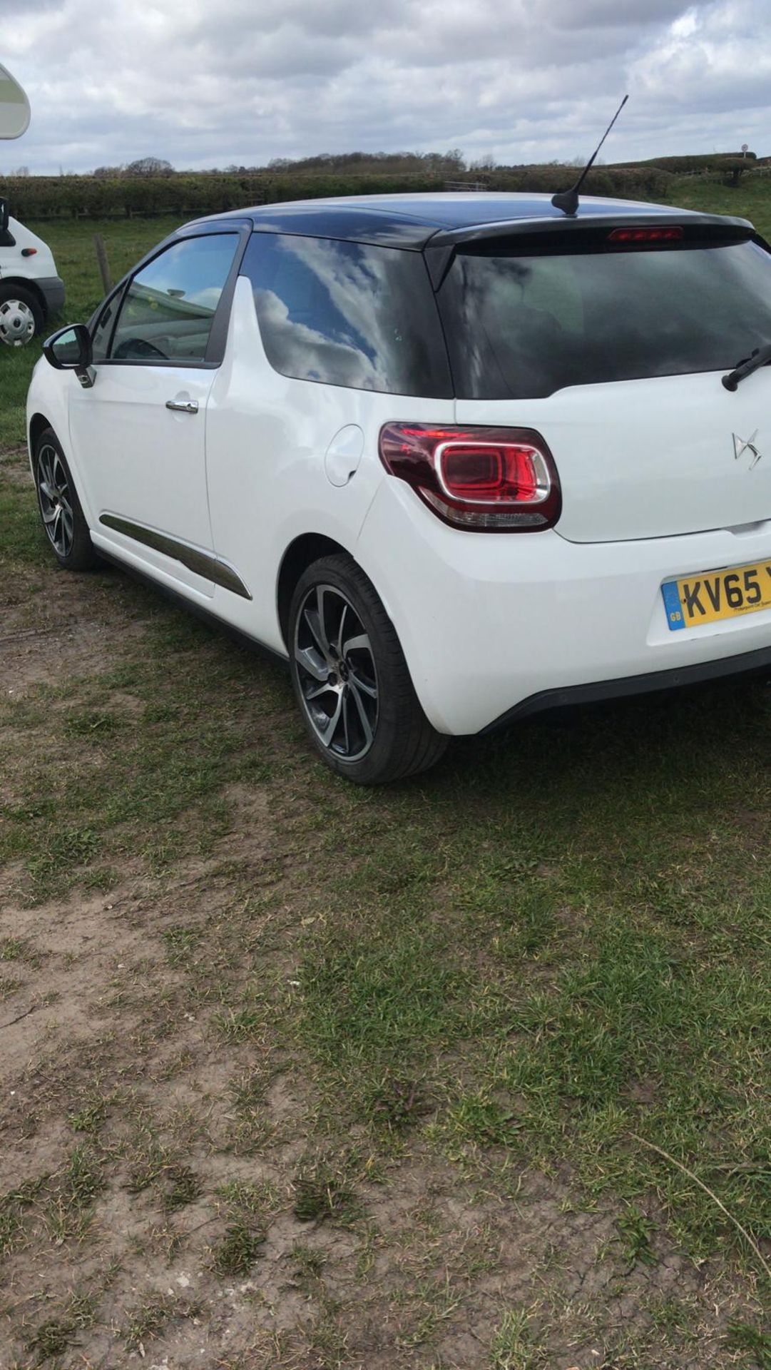 CITROEN DS3 DSTYLE NAV BLUEHDI S/S 1.6 DIESEL 3DR HATCHBACK WHITE, SHOWING 2 FORMER KEEPERS *NO VAT* - Image 4 of 8