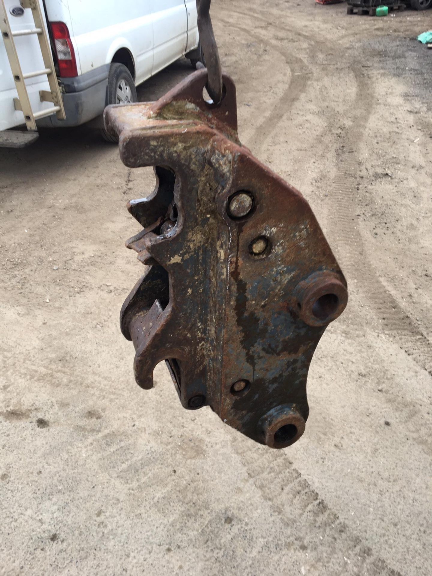 HILL HYDRAULIC QUICK HITCH, REMOVED FROM TAKEUCHI 8 TON, 50MM PINS, NEEDS SLIGHT REPAIR *PLUS VAT* - Image 2 of 6